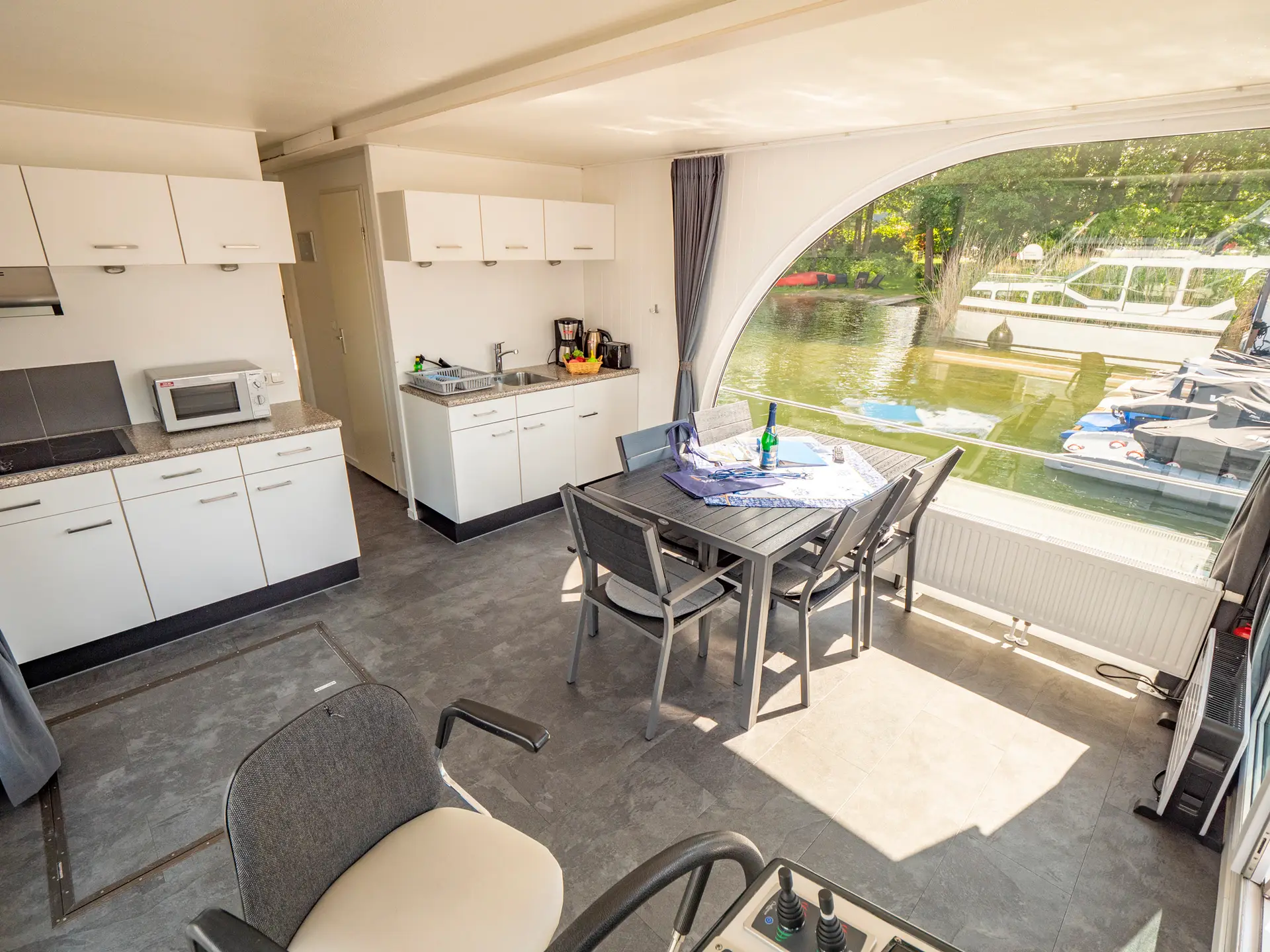 Hausboot Yachtsuite „Eldenburg“ mieten – 6 Personen, ab Waren (Müritz) – 3