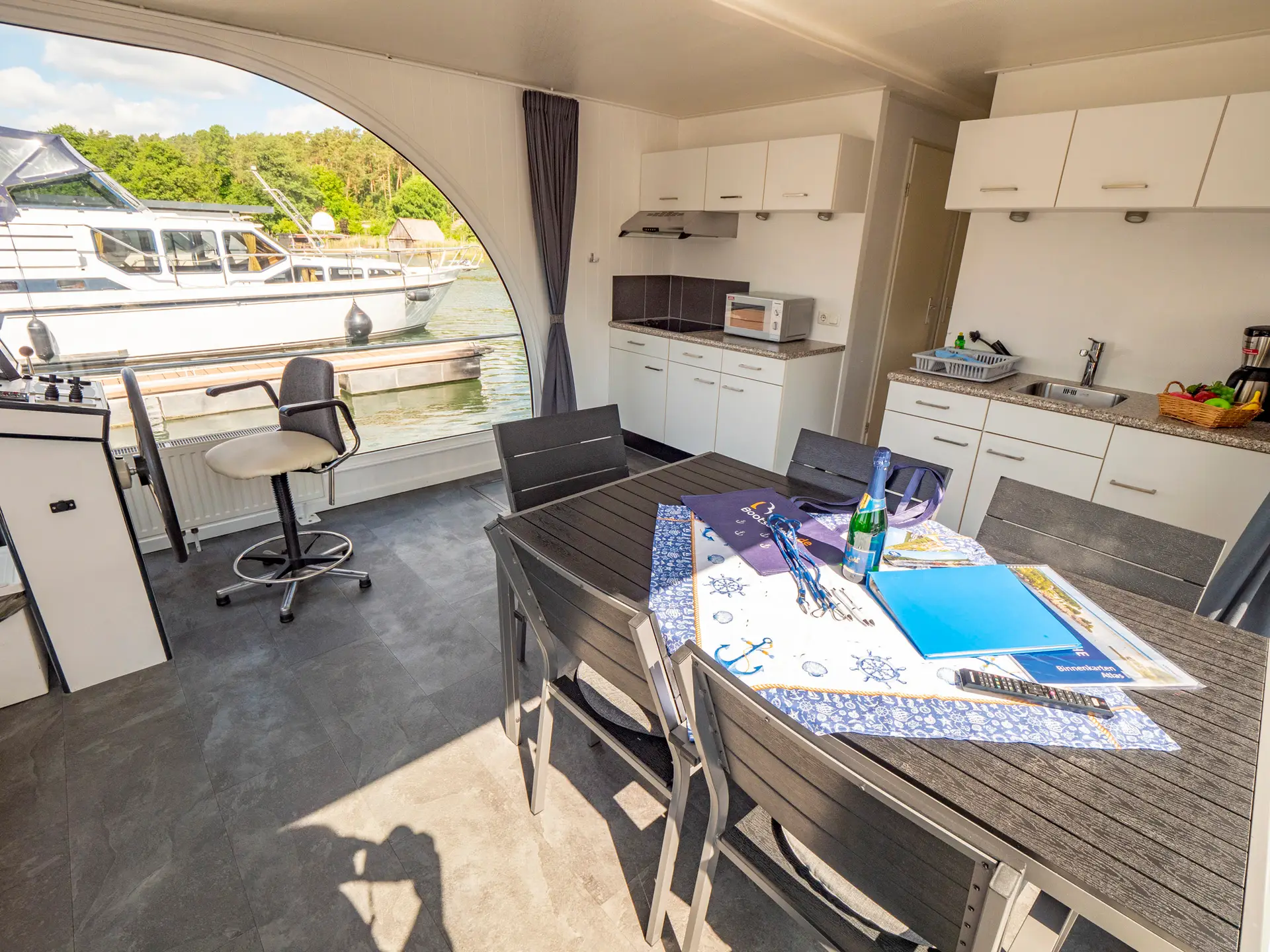 Hausboot Yachtsuite „Eldenburg“ mieten – 6 Personen, ab Waren (Müritz) – 2