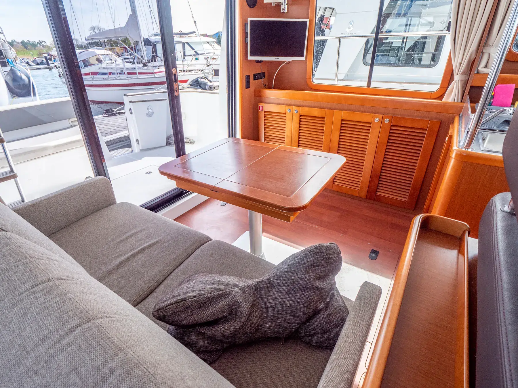 Motoryacht Beneteau Swift Trawler 34 „Lore“ mieten – 4 Personen, ab Kröslin – 4