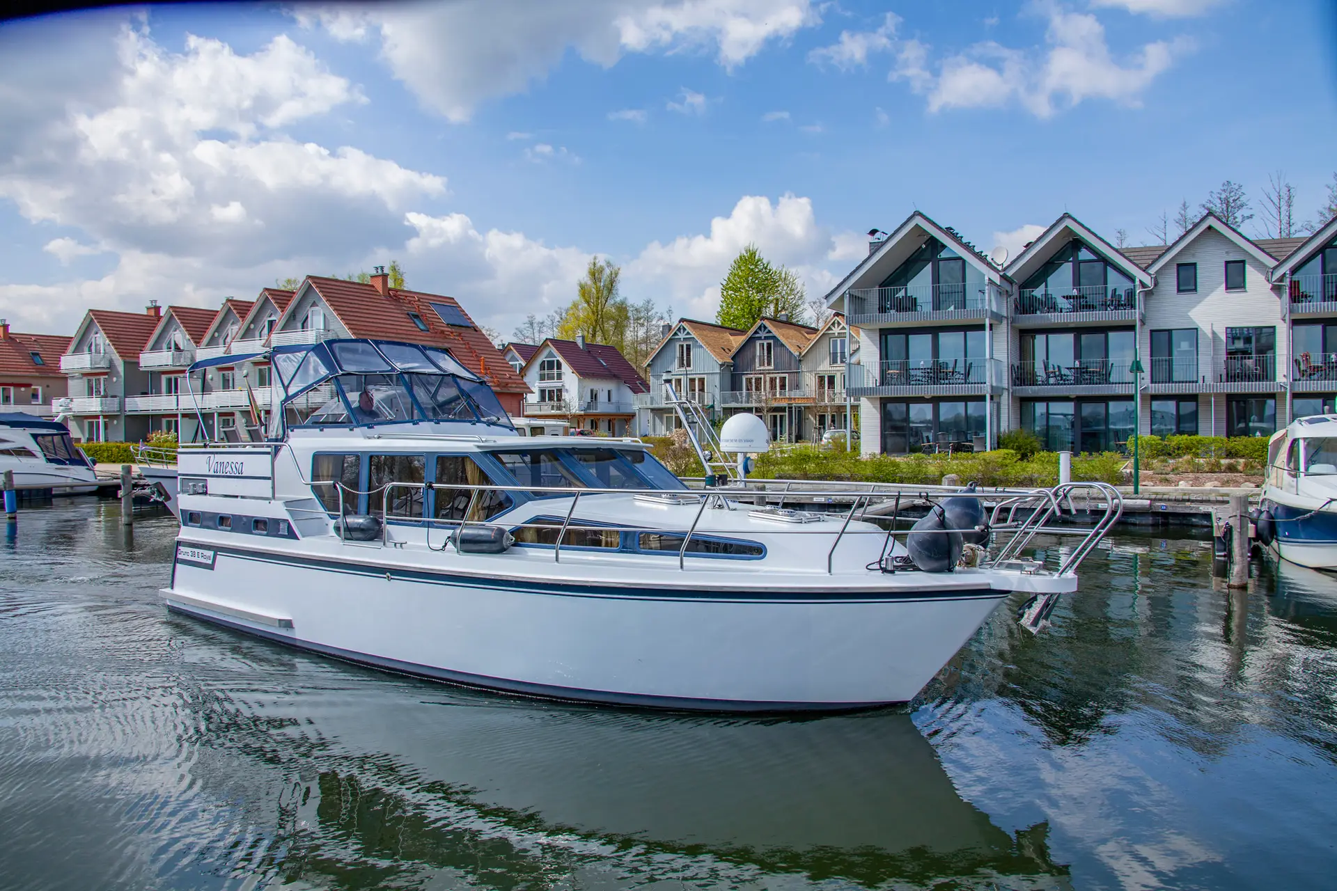 Hausboot Gruno 38 E Royal „Vanessa“ mieten – 4 Personen, ab Plau am See