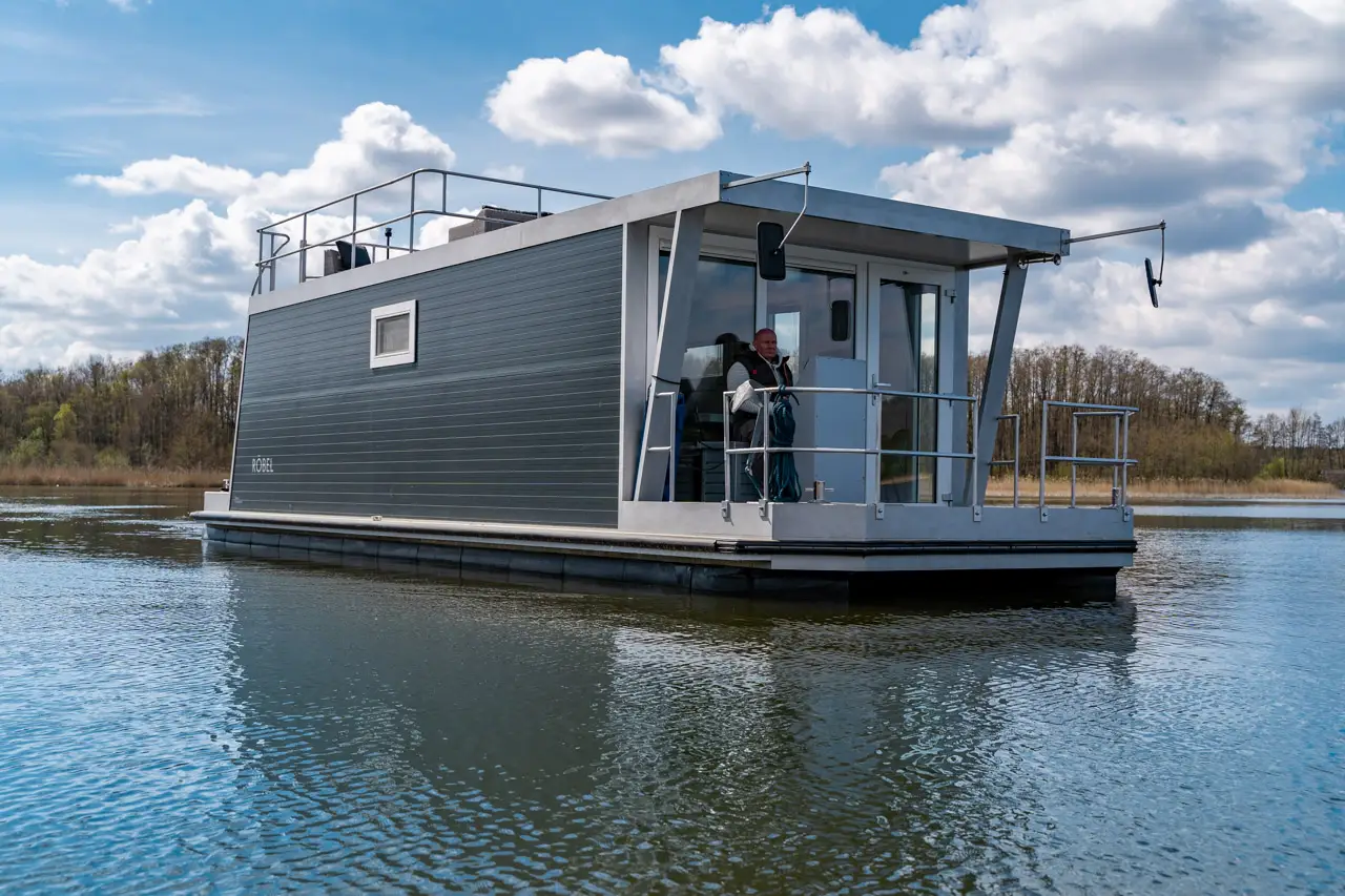 Hausboot Yachtsuite „Röbel“ mieten – 4 Personen, ab Mirow