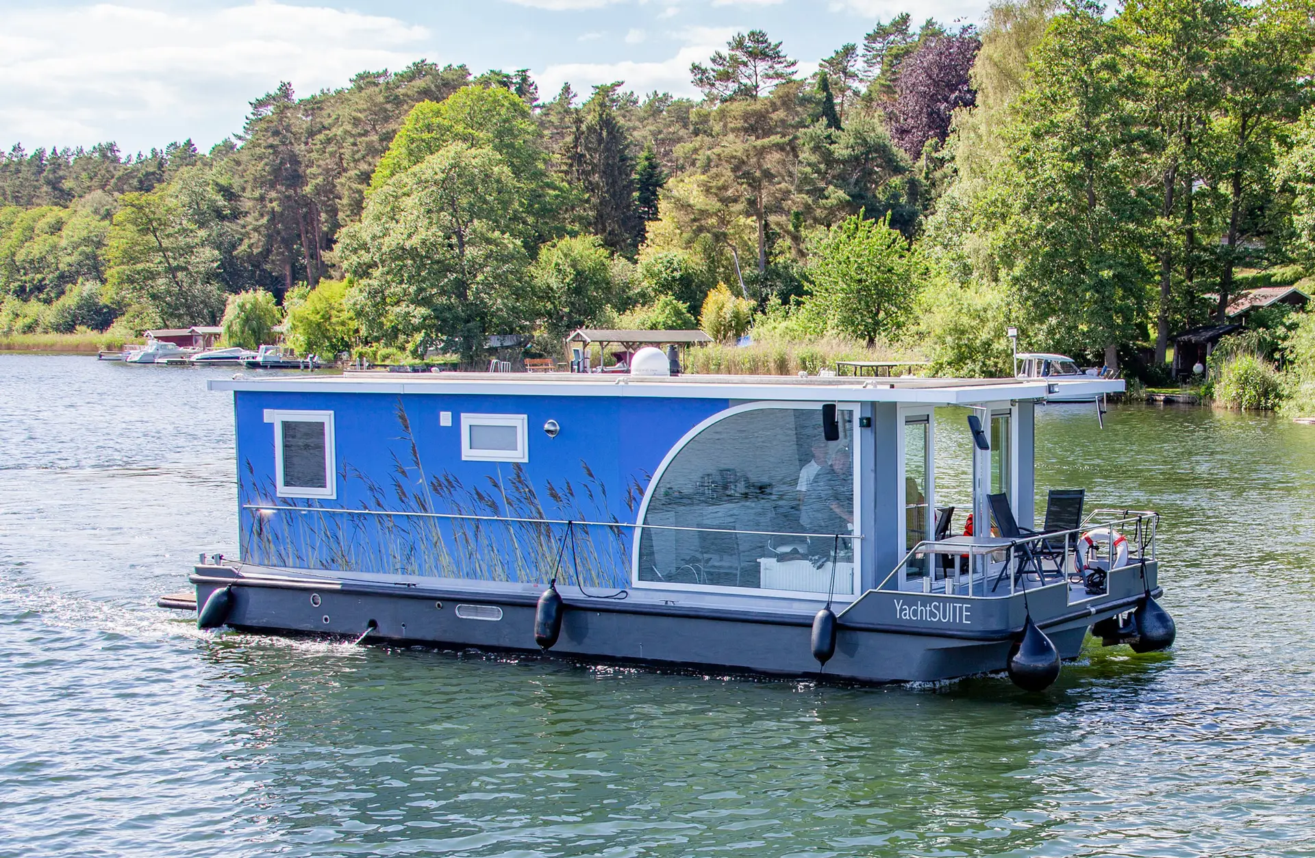 Hausboot Yachtsuite „Eldenburg“ mieten – 6 Personen, ab Waren (Müritz)