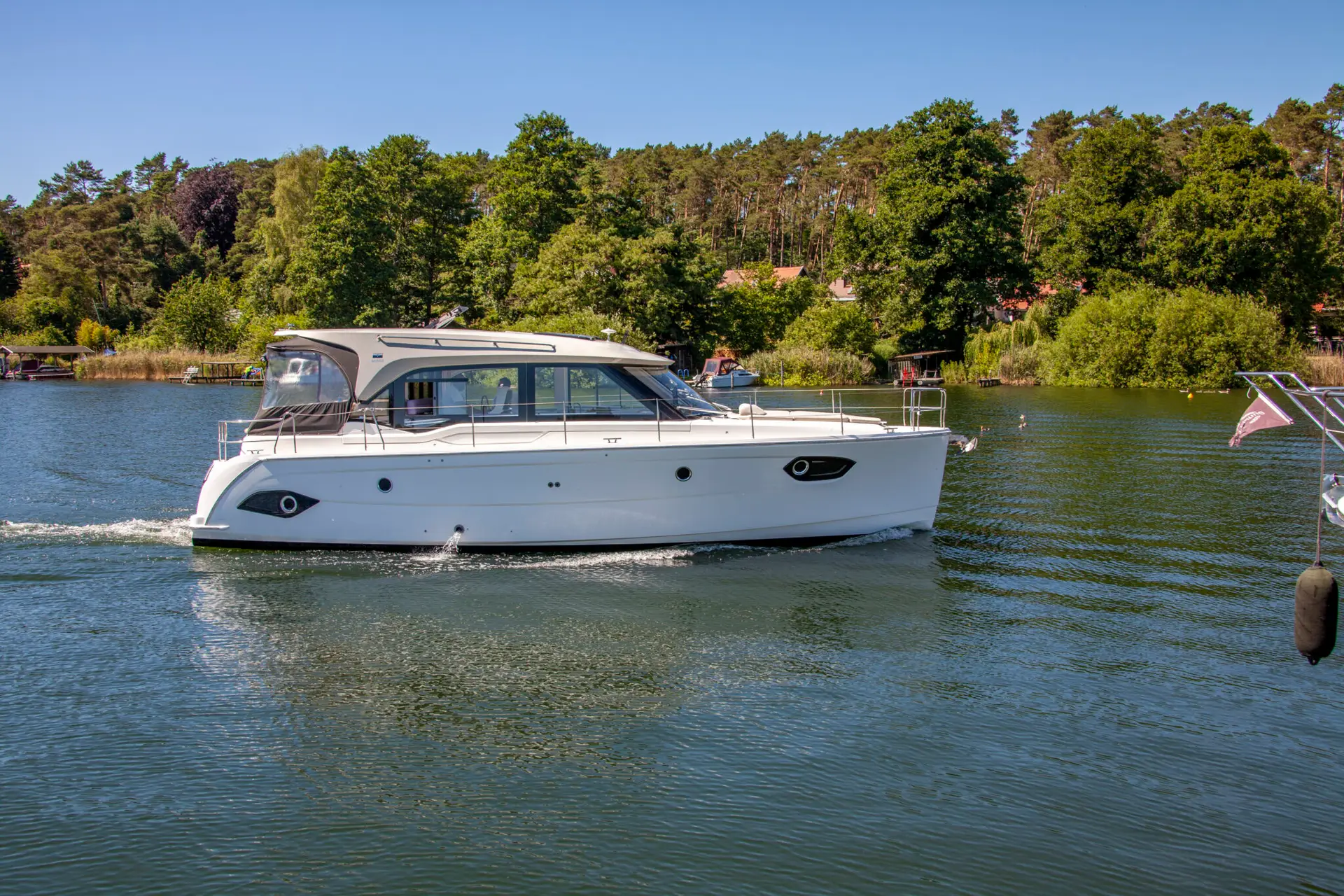 Motoryacht Bavaria E 40 Coupe mieten – 6 Personen, ab Waren (Müritz)
