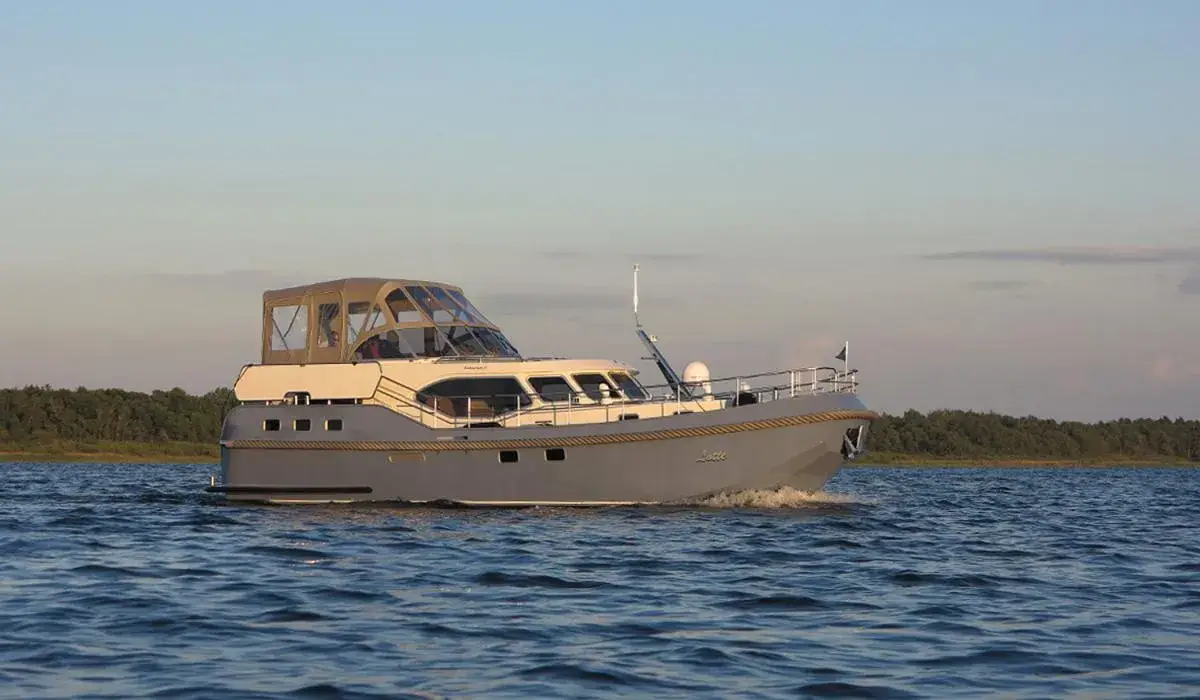 Motoryacht Schulz 40 „Lotte“ mieten – 4 Personen, ab Neukalen
