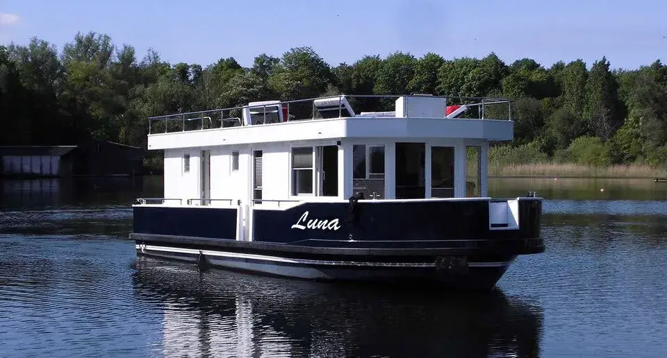 Hausboot Yachtsuite „Luna“ mieten – 4 Personen, ab Waren (Müritz)