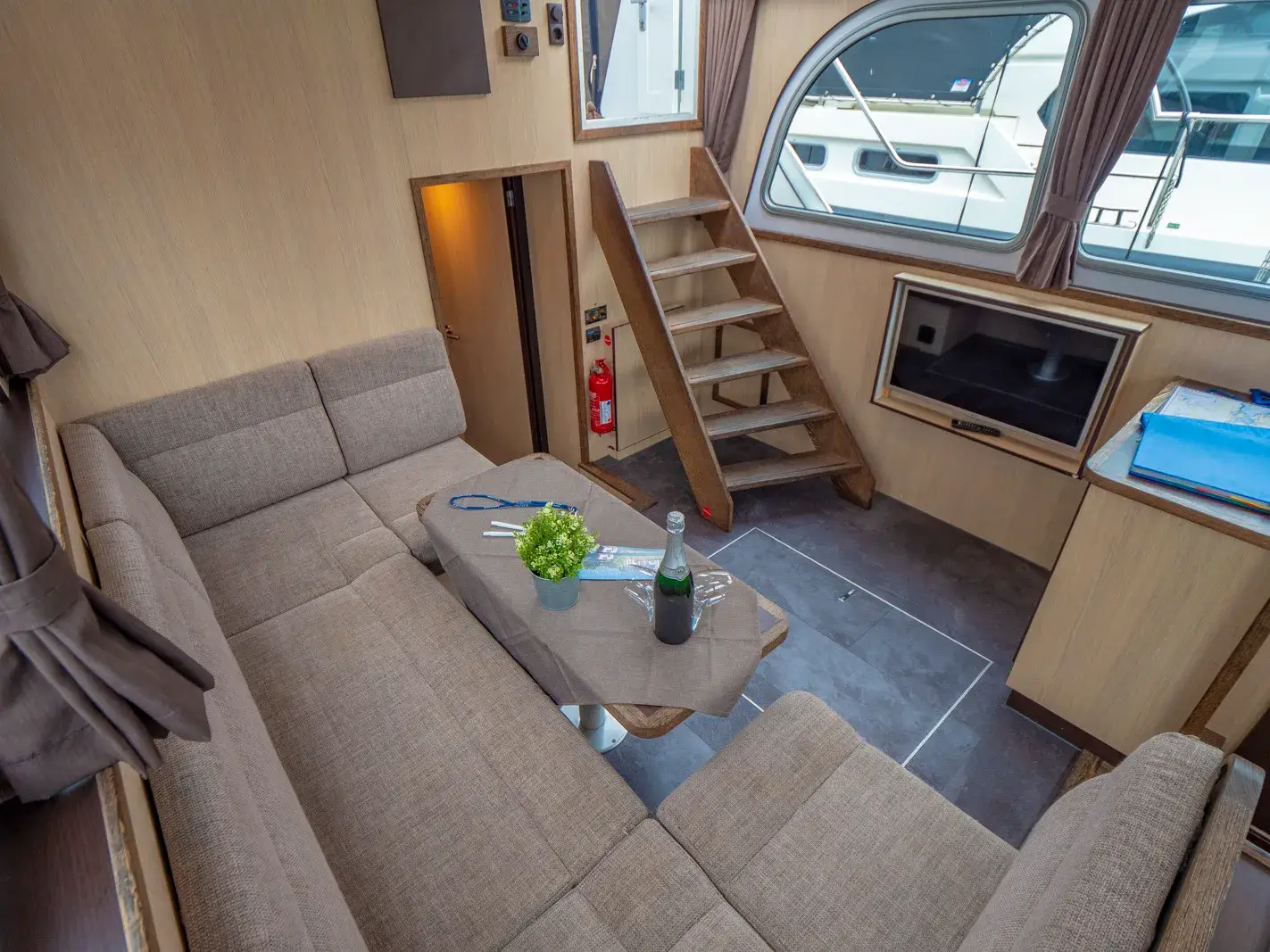 Hausboot Aventura 38 AK „Angelique“ mieten – 4 Personen, ab Waren (Müritz) – 4