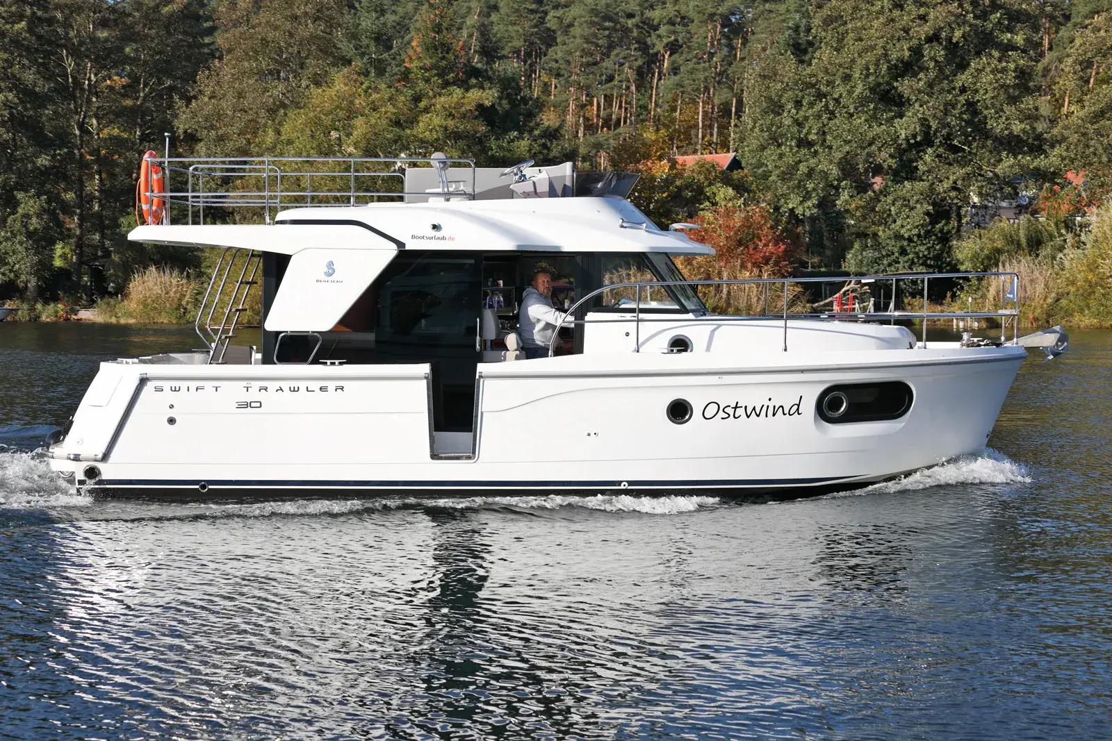 Motoryacht Beneteau Swift Trawler 30 „Ostwind“ mieten – 2 Personen, ab Waren (Müritz) – 2