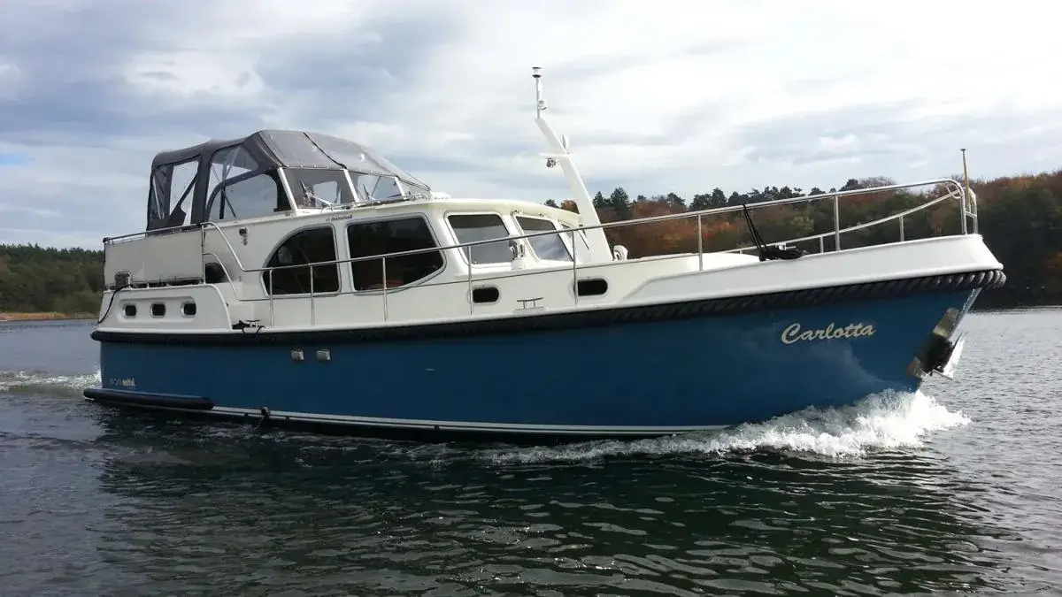 Hausboot Jetten 37 Classic „Carlotta“ mieten – 4 Personen, ab Waren (Müritz)