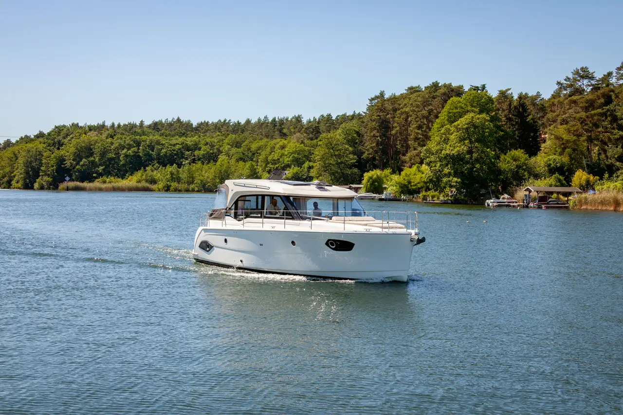 Motoryacht Bavaria E 40 Coupe mieten – 6 Personen, ab Waren (Müritz) – 3