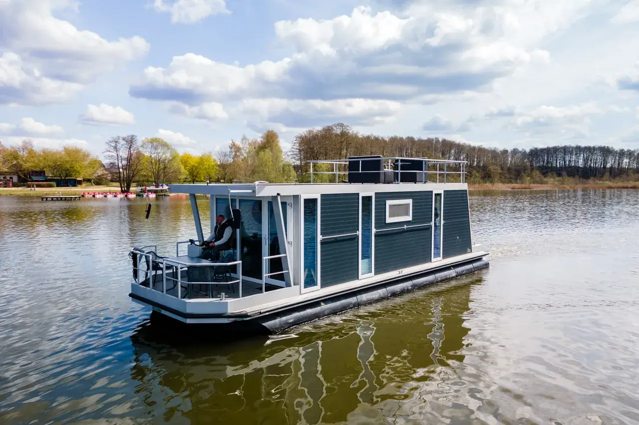 Hausboot Yachtsuite 2.0 „Plau“ mieten – 4 Personen, ab Mirow