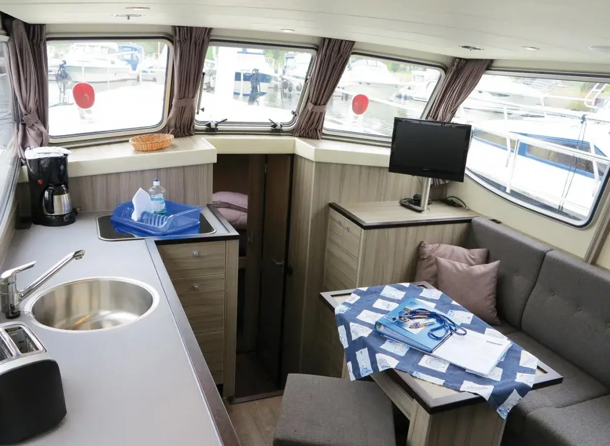 Hausboot Jetten 37 Classic „Caroline“ mieten – 4 Personen, ab Waren (Müritz) – 4