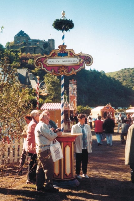 Nostalgie Maibaum mit Stehtisch – 4