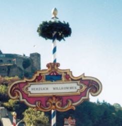 Nostalgie Maibaum mit Stehtisch – 2