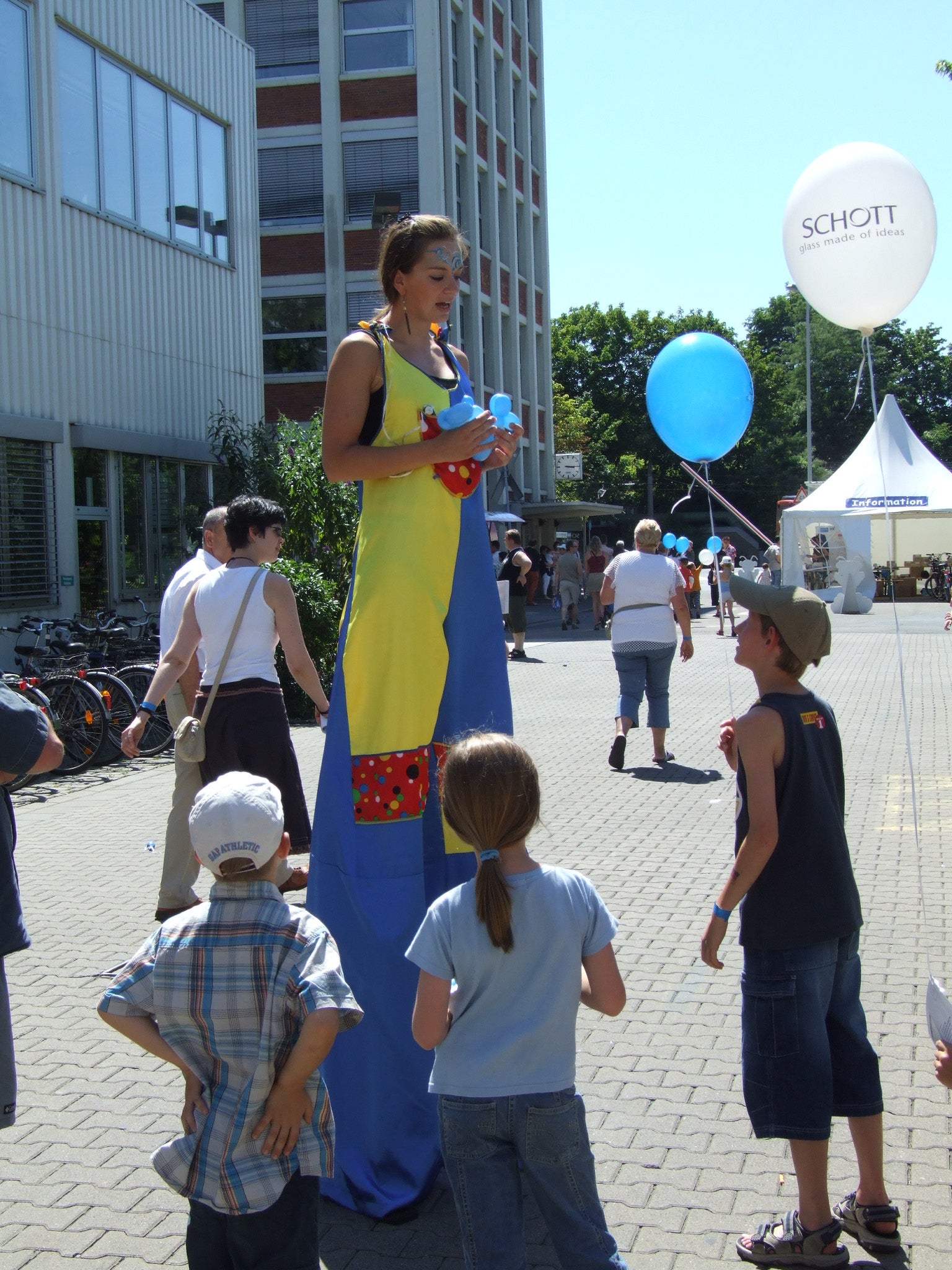 Stelzenläufer mit Ballonkunst – 3
