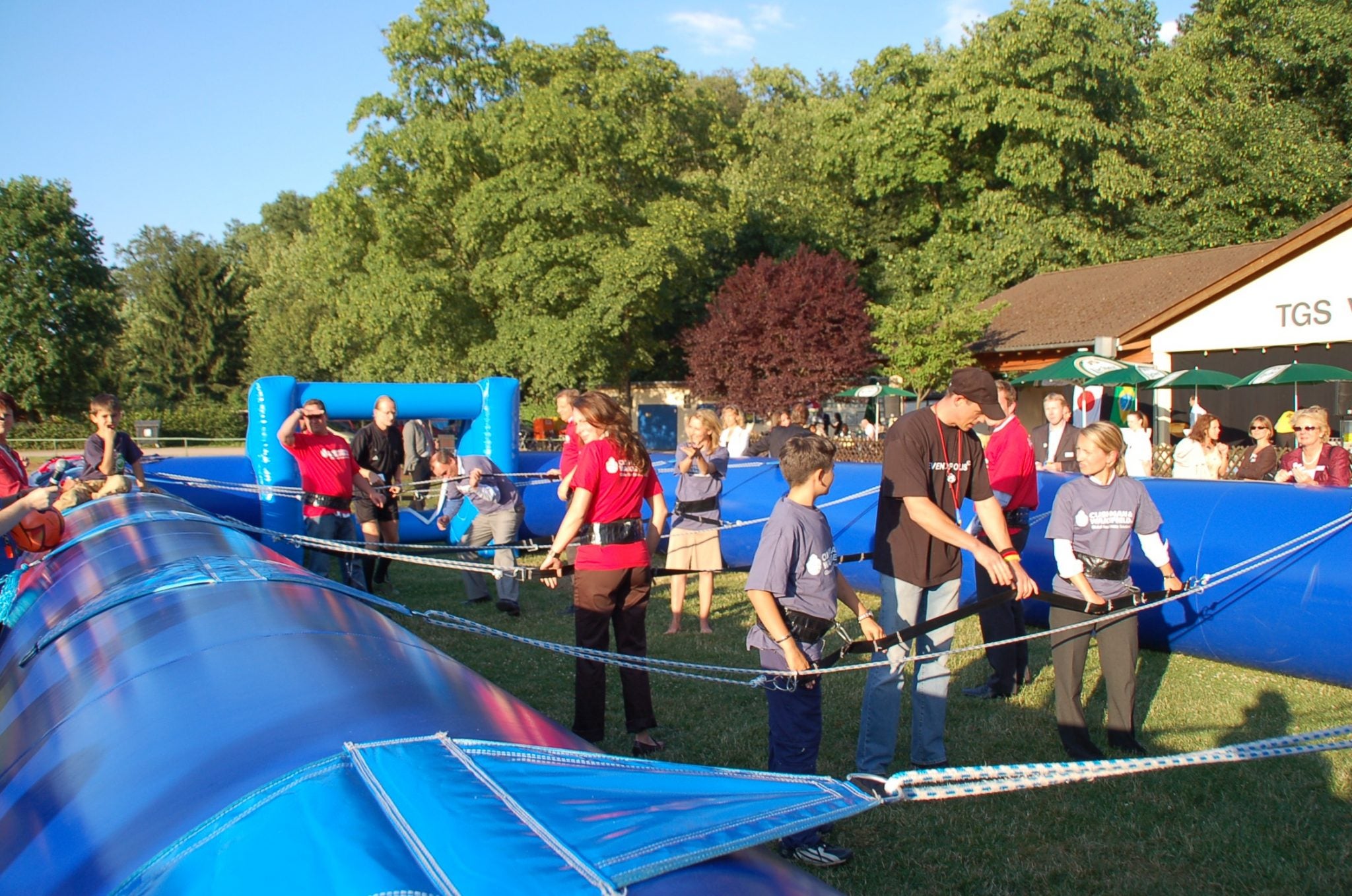 Human Table Soccer / Menschenkicker mit Seilen – 4