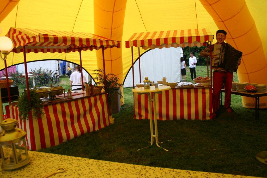 Marktstand rot/weiß – 3