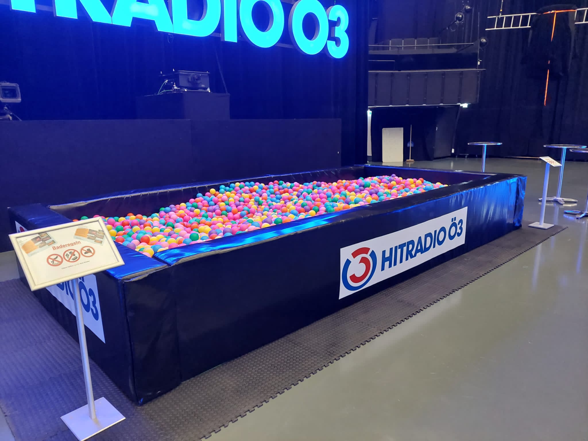 Event-Bällebad 6×6×0,80 m mit 50.000 Bällen (Branding möglich) – 3