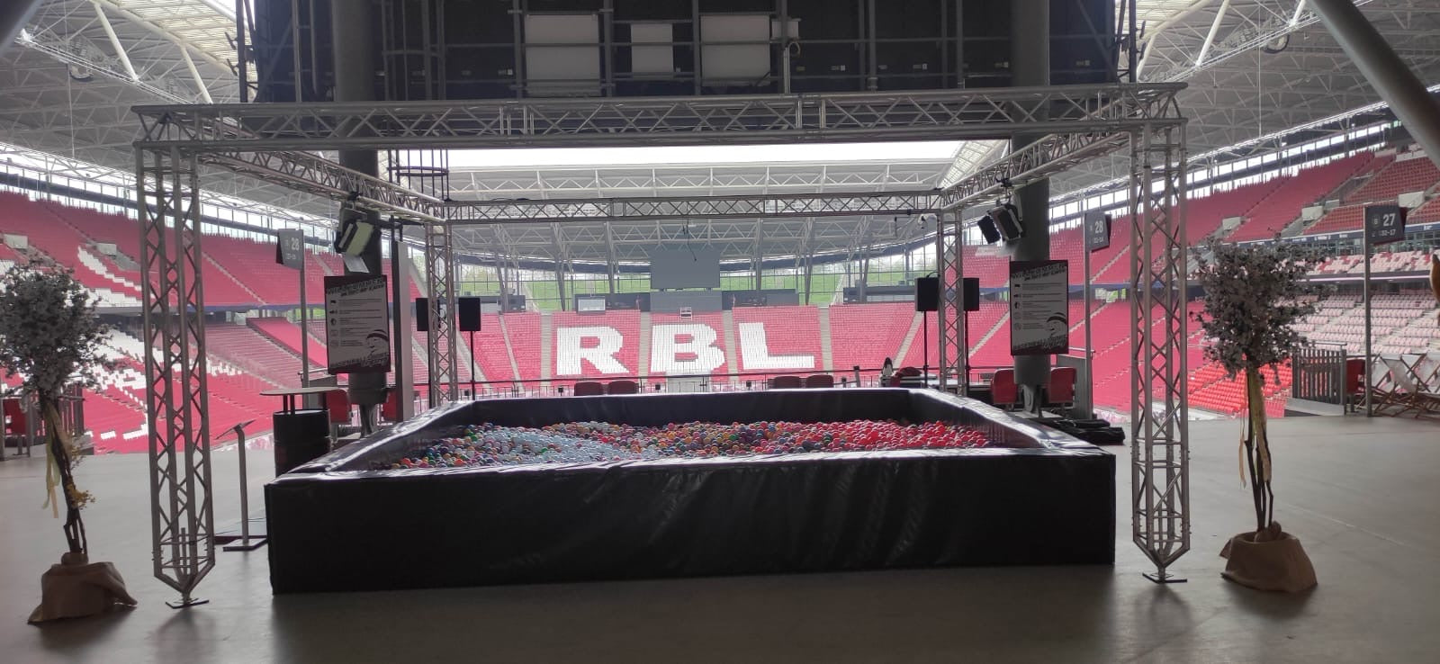 Event-Bällebad 3×4×0,80 m mit 27.000 Bällen (Branding möglich) – 2