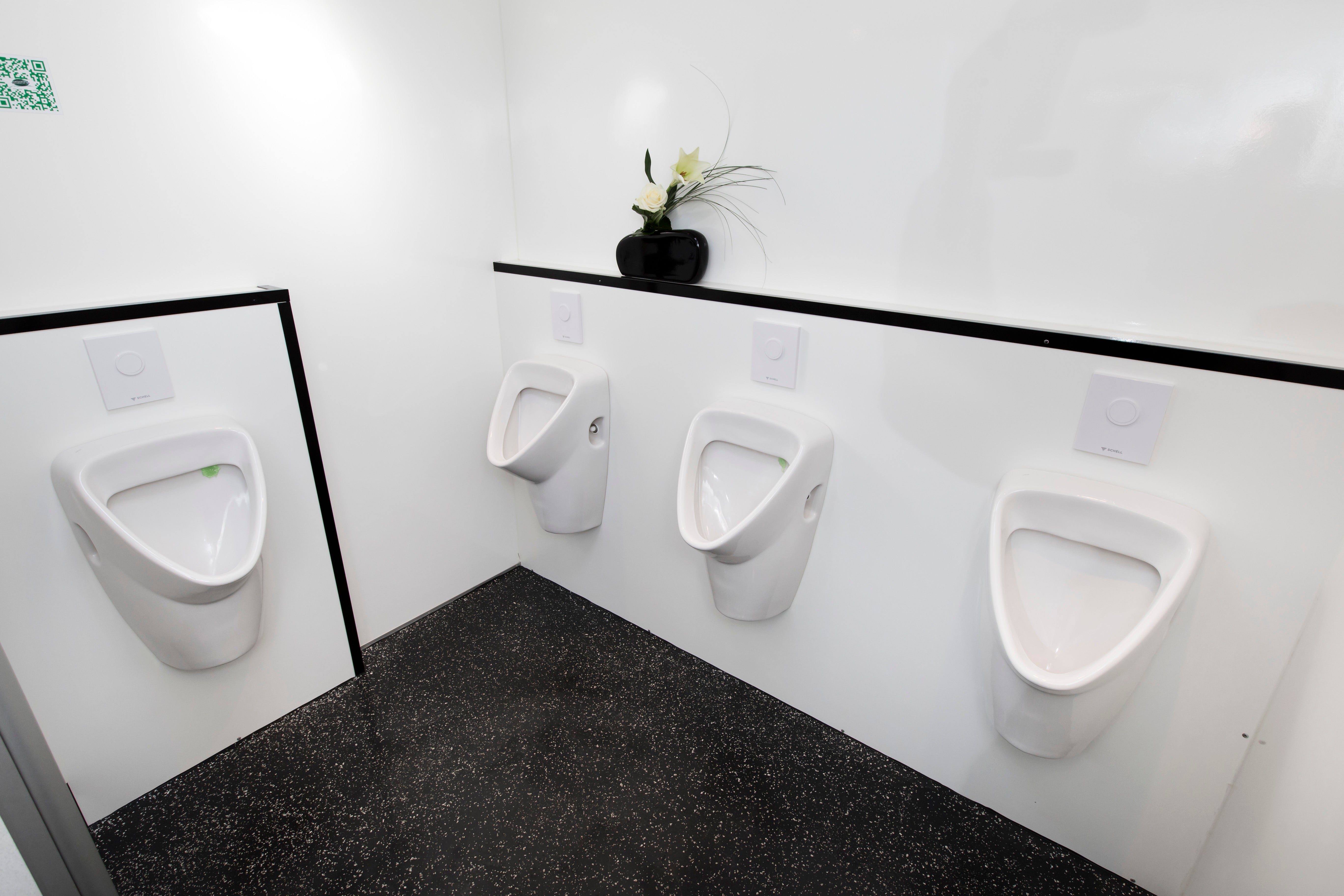 Toilettenwagen XL / Miettoiletten  /  Event Toiletten / Mobile Toiletten / Toilettenvermietung / Toilettenwagenverleih / WC Anhänger / Toilettenwagen / WC Wagen Verleih / Toilettenwagenvermietung – 3