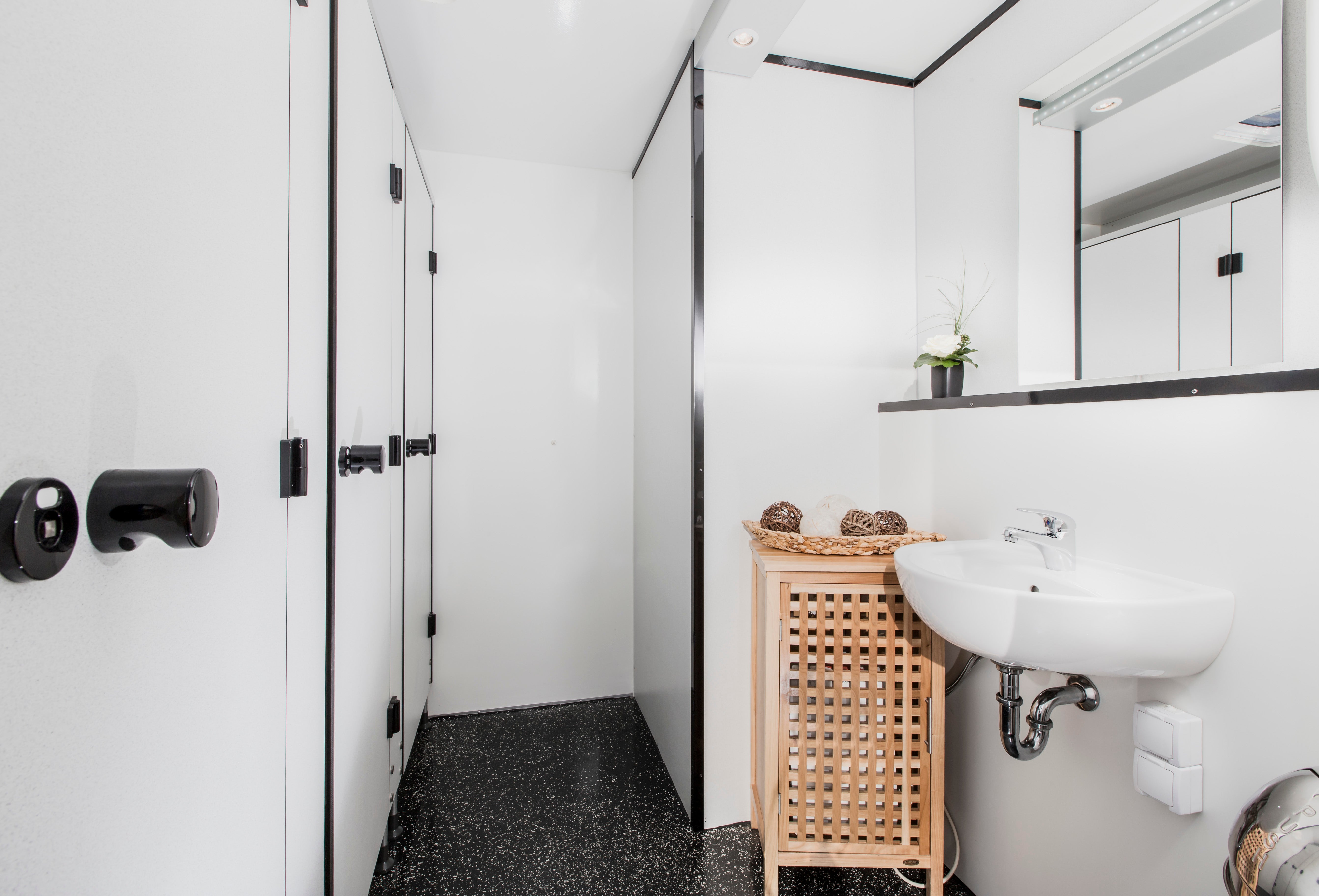 Toilettenwagen XL / Miettoiletten  /  Event Toiletten / Mobile Toiletten / Toilettenvermietung / Toilettenwagenverleih / WC Anhänger / Toilettenwagen / WC Wagen Verleih / Toilettenwagenvermietung – 4