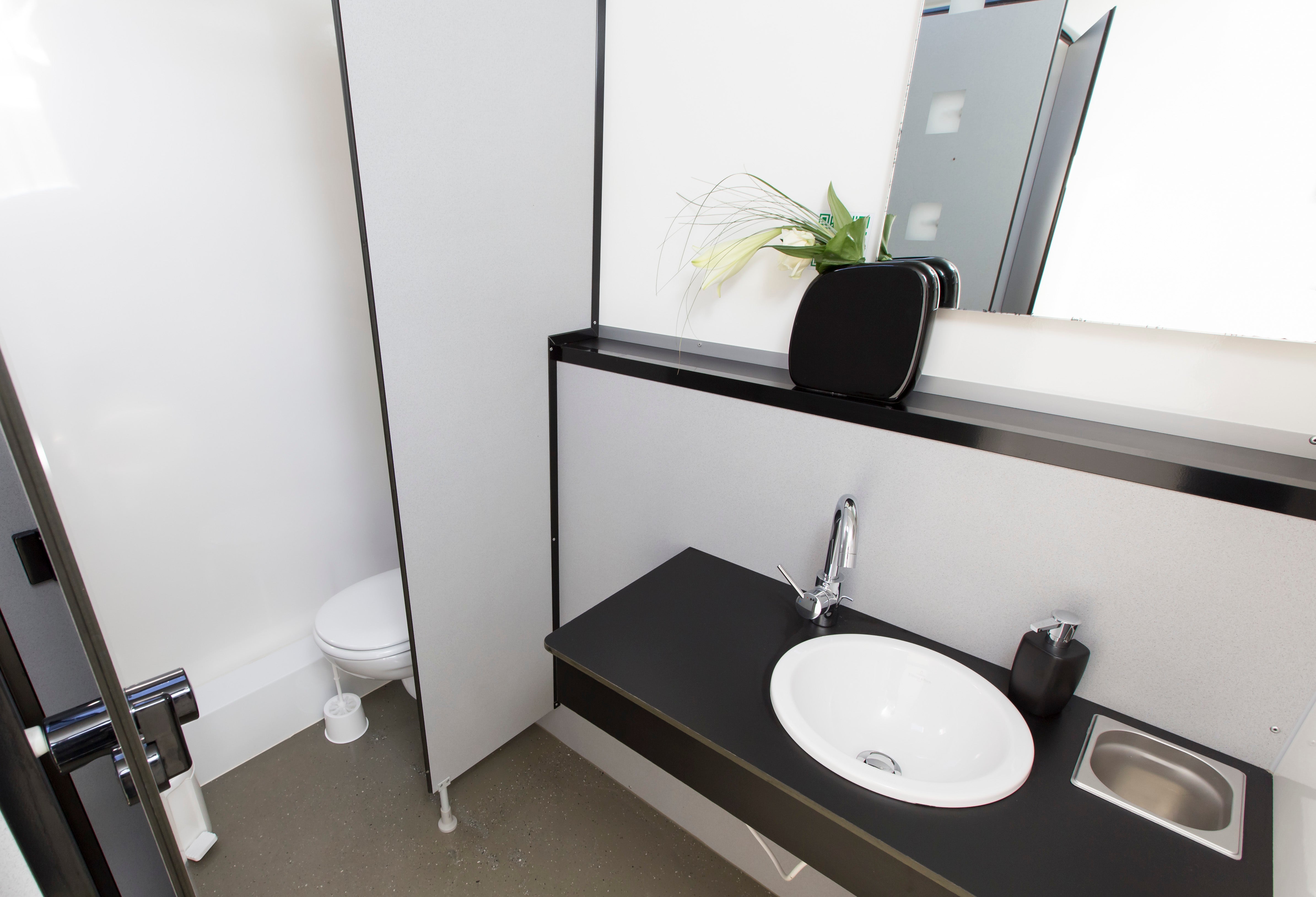 Toilettenwagen L / Miettoiletten  /  Event Toiletten / Mobile Toiletten – 4