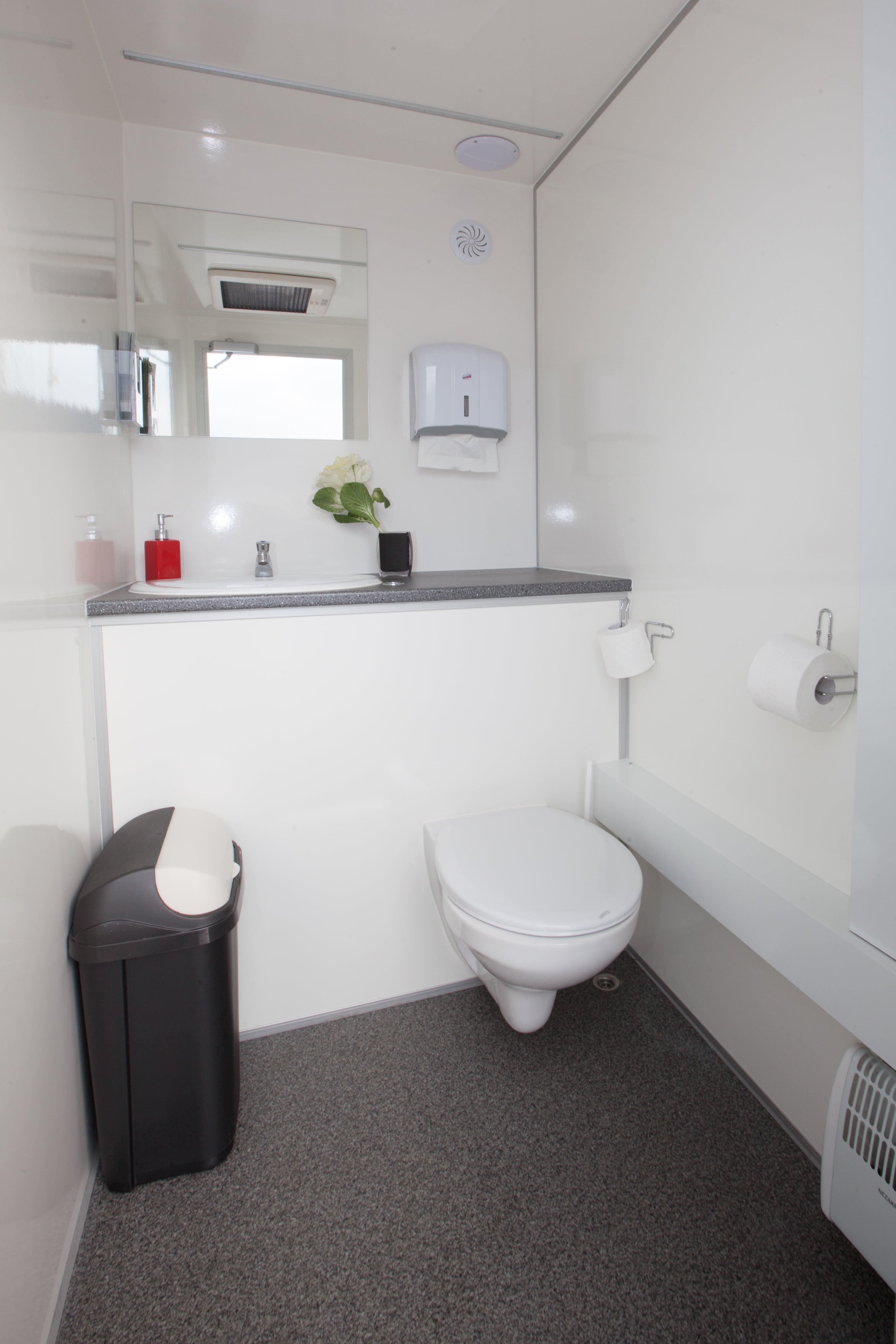 Toilettenwagen Mplus / Miettoiletten  /  Event Toiletten / Mobile Toiletten – 3