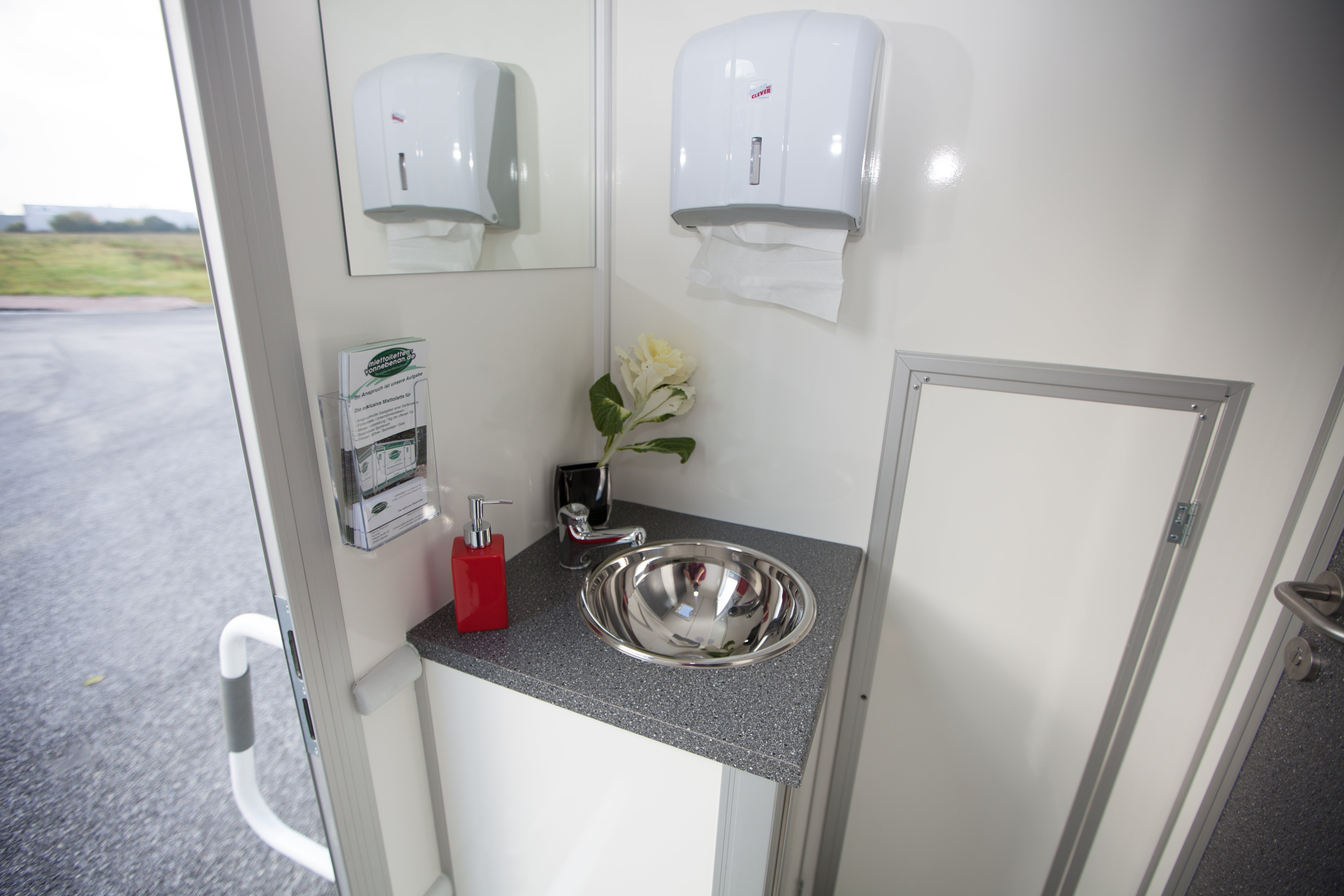 Toilettenwagen Lplus / Miettoiletten  /  Event Toiletten / Mobile Toiletten – 4