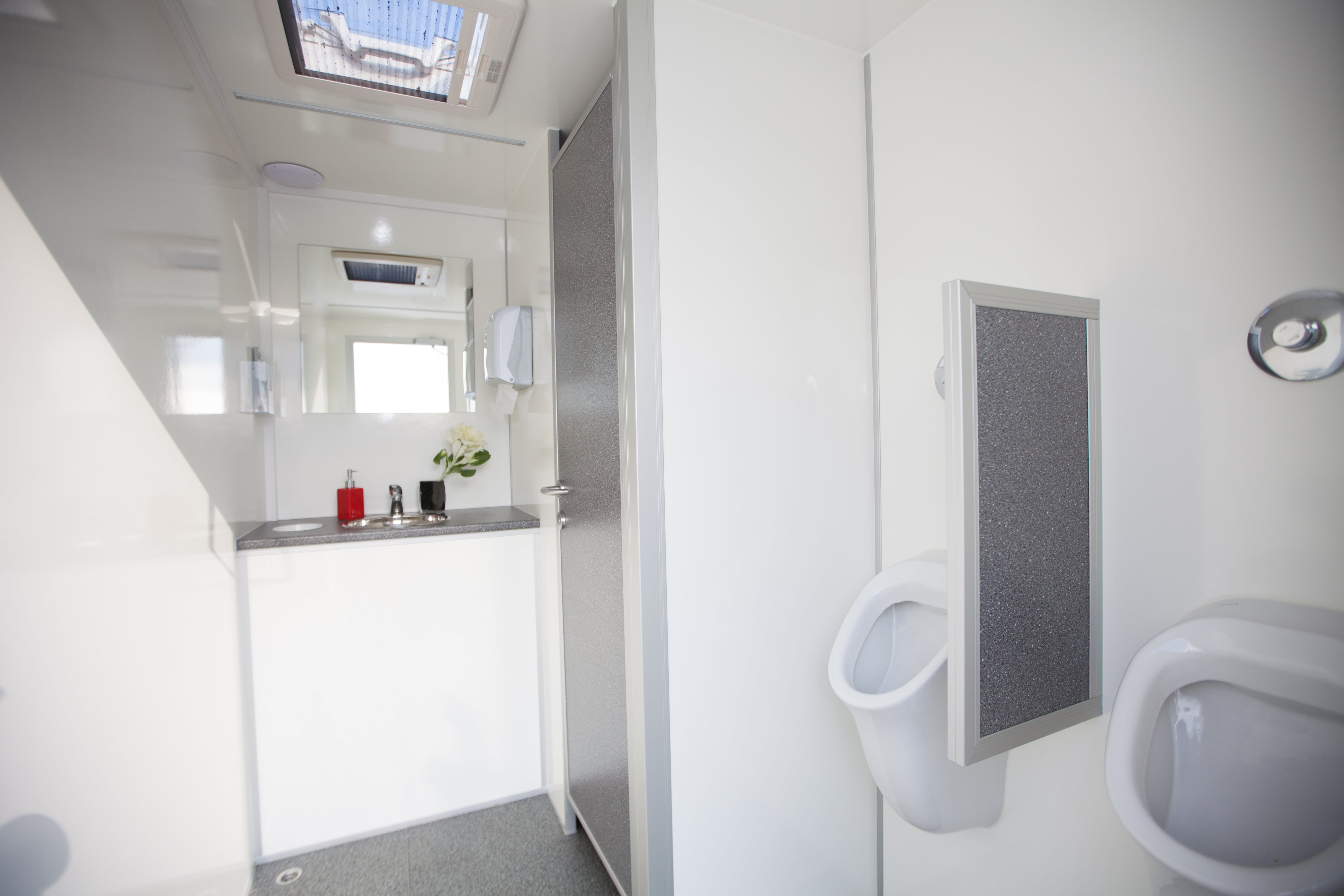 Toilettenwagen Lplus / Miettoiletten  /  Event Toiletten / Mobile Toiletten – 2