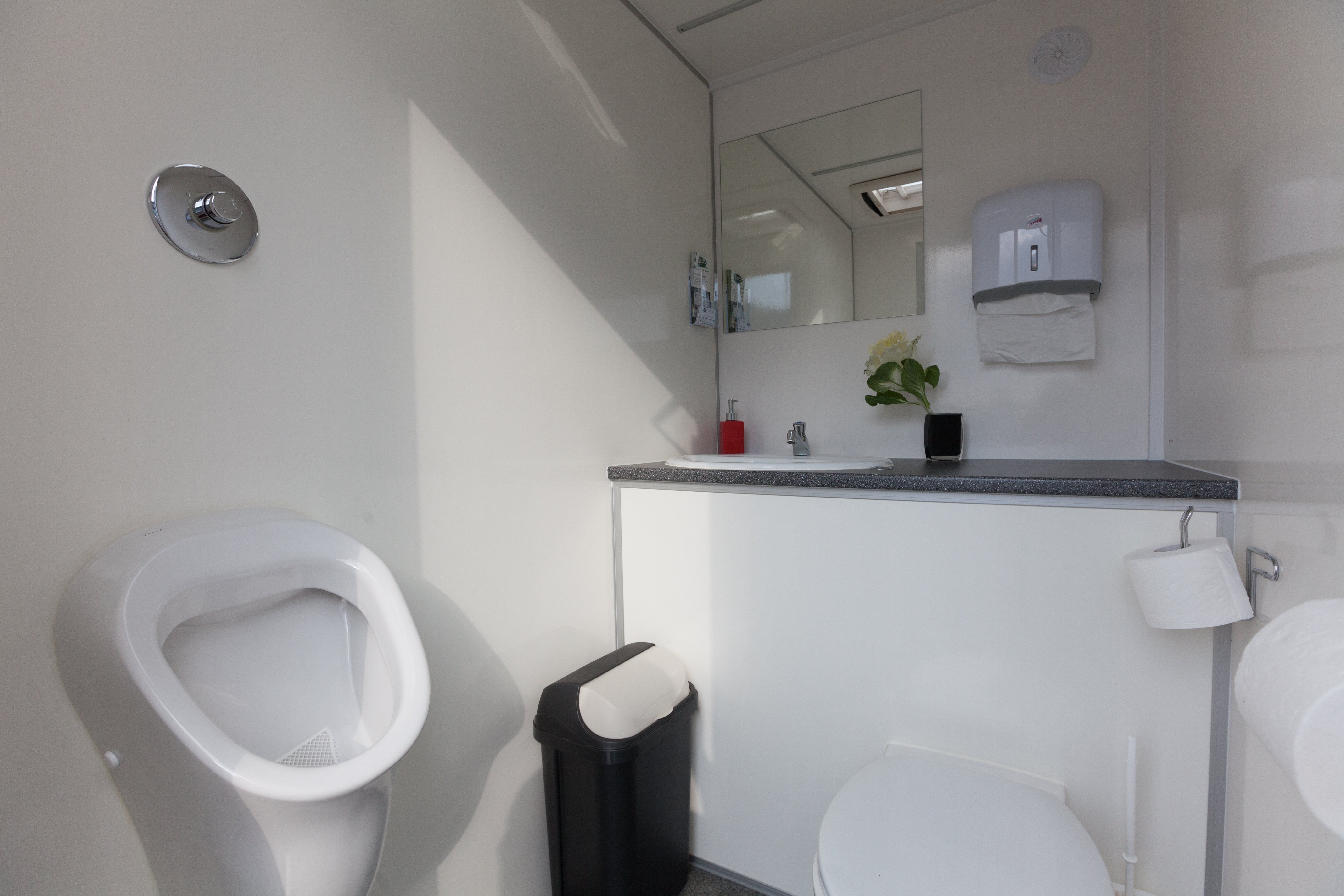 Toilettenwagen Mplus / Miettoiletten  /  Event Toiletten / Mobile Toiletten – 2