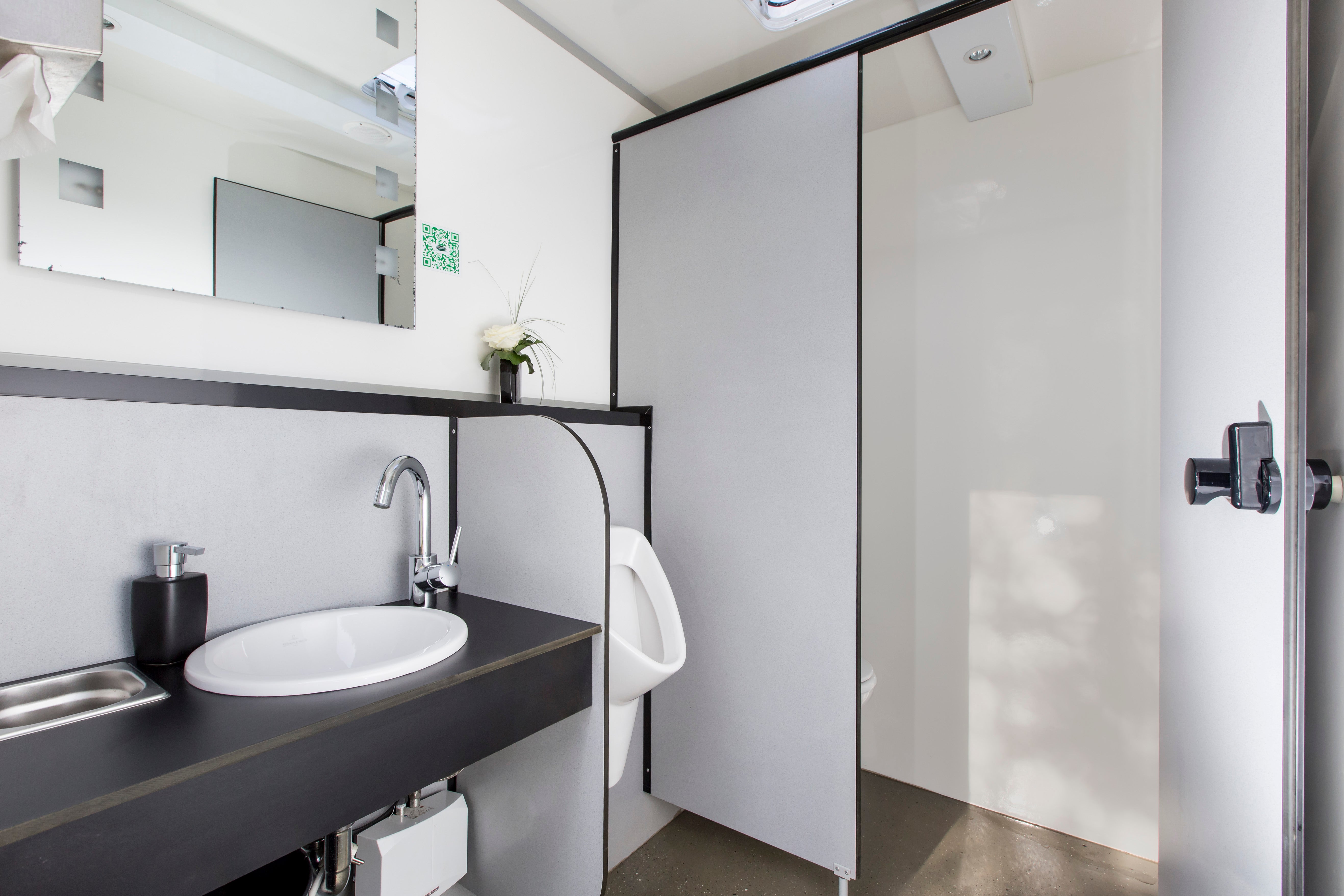 Toilettenwagen L / Miettoiletten  /  Event Toiletten / Mobile Toiletten – 3