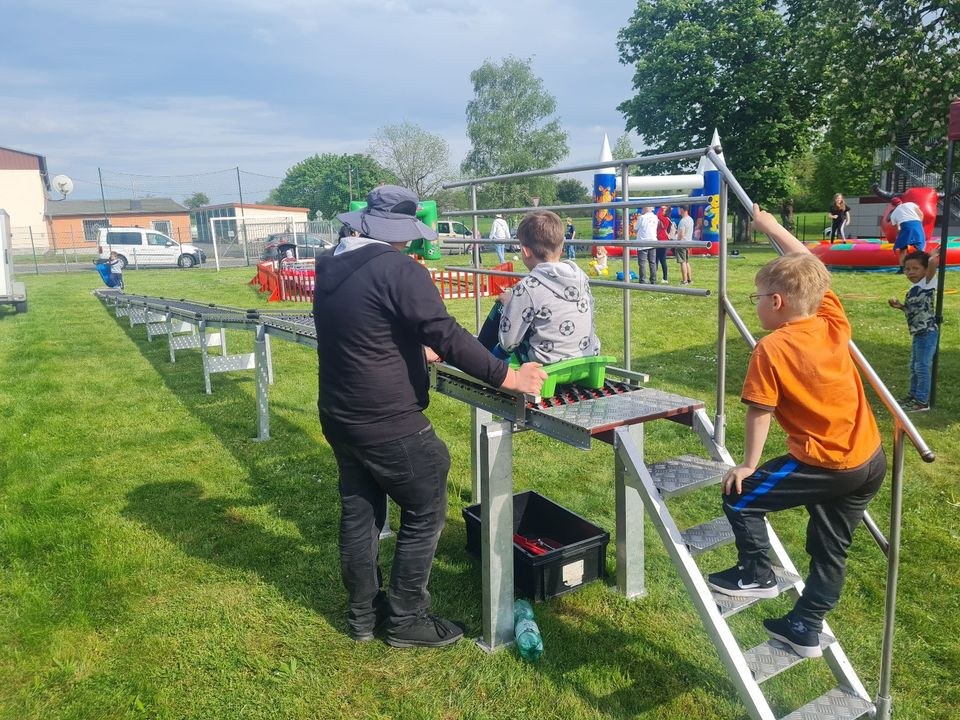 Kinderkarussell Kindereisenbahn Rodelbahn mieten bei Stichnoth Events – 2