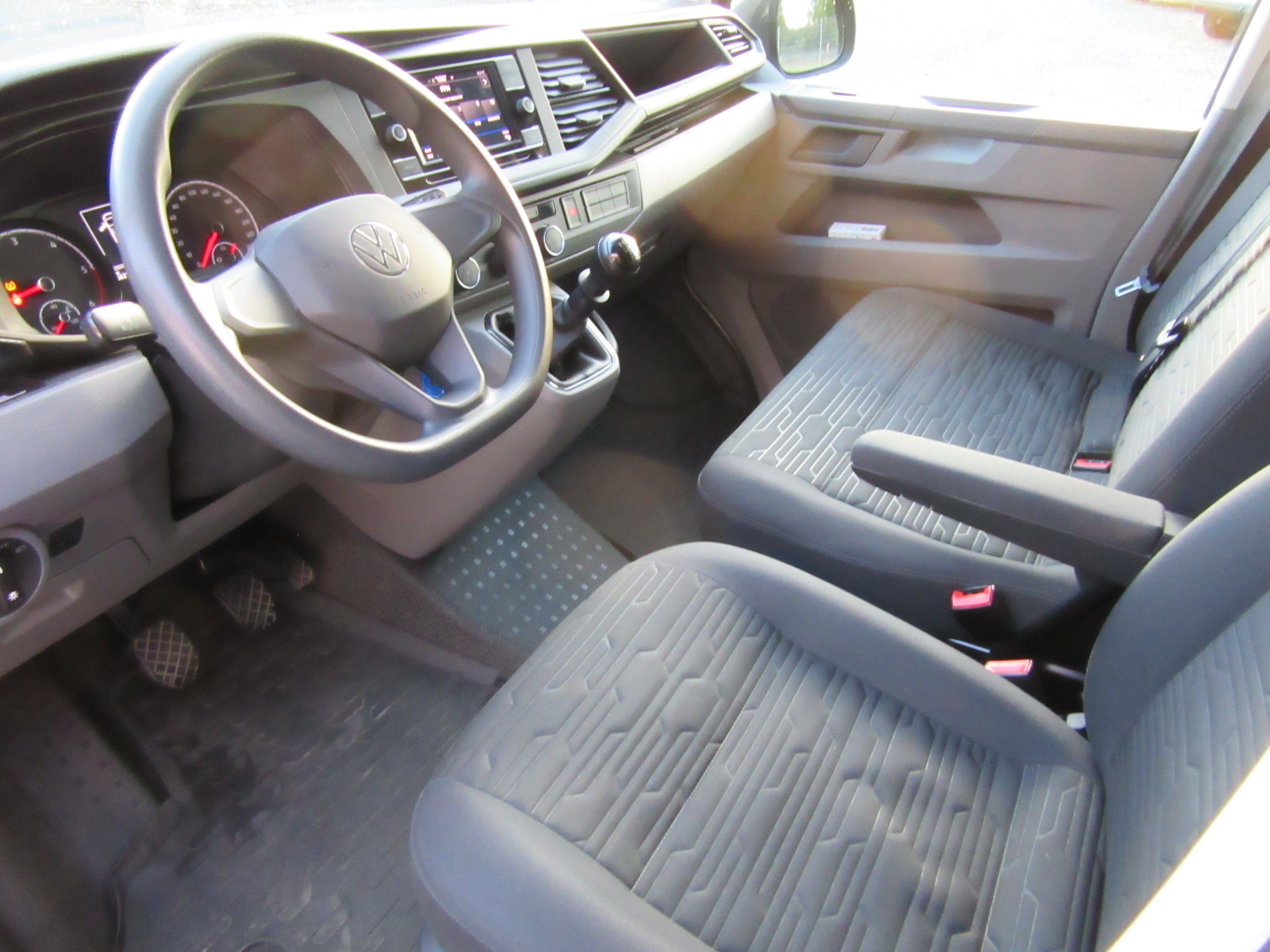 VW T6.1 CARAVELLE LANG 9 SITZER – 3