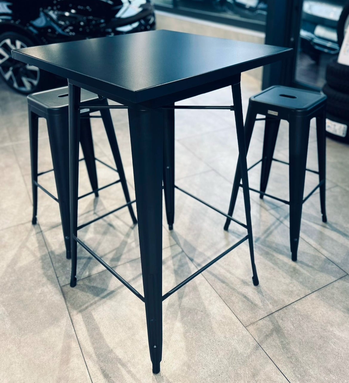 Barhocker mieten – Weiße Barhocker & Black Wood Serie | Stilvolle Mietmöbel für Events & Feiern – 2