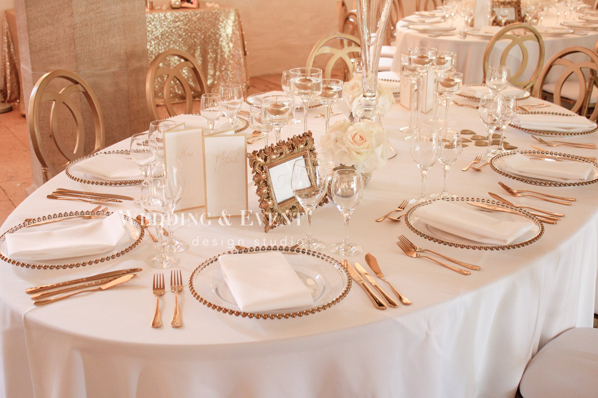 Goldenes Besteck gold Hochzeit Event Feierliche Tafel Tischdekoration Chiavari Crossback – 2
