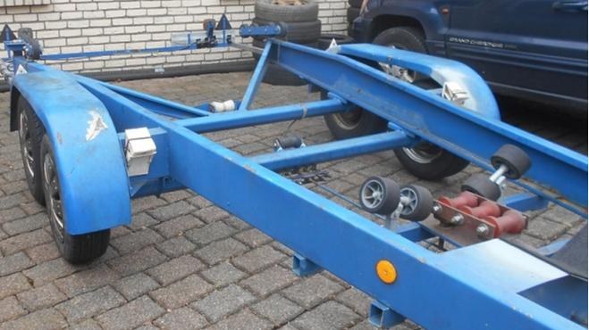 Bootsanhänger für Boote mit starrer Welle mieten in Meppen