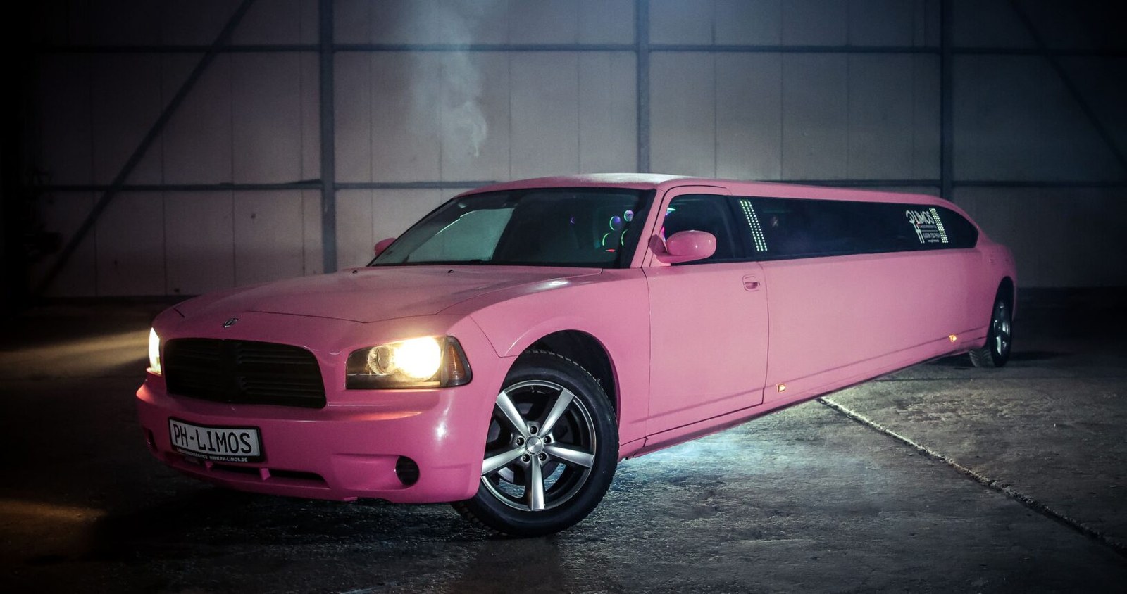 Dodge Charger in pink mieten in Erkelenz