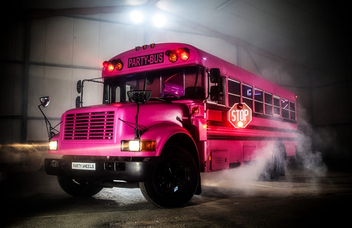Partybus in pink mieten in Erkelenz