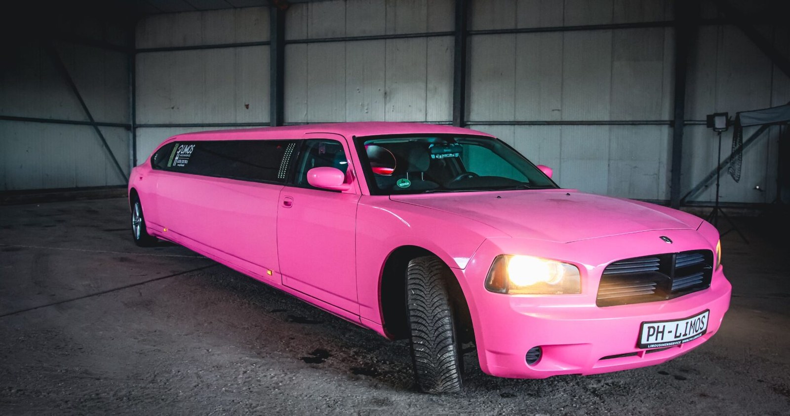 Dodge Charger in pink mieten in Erkelenz – 2