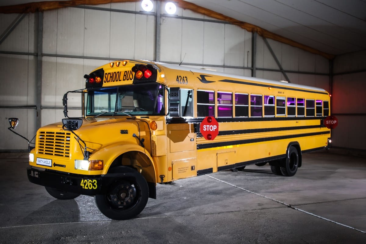 Schoolbus Red mieten in Erkelenz – 2