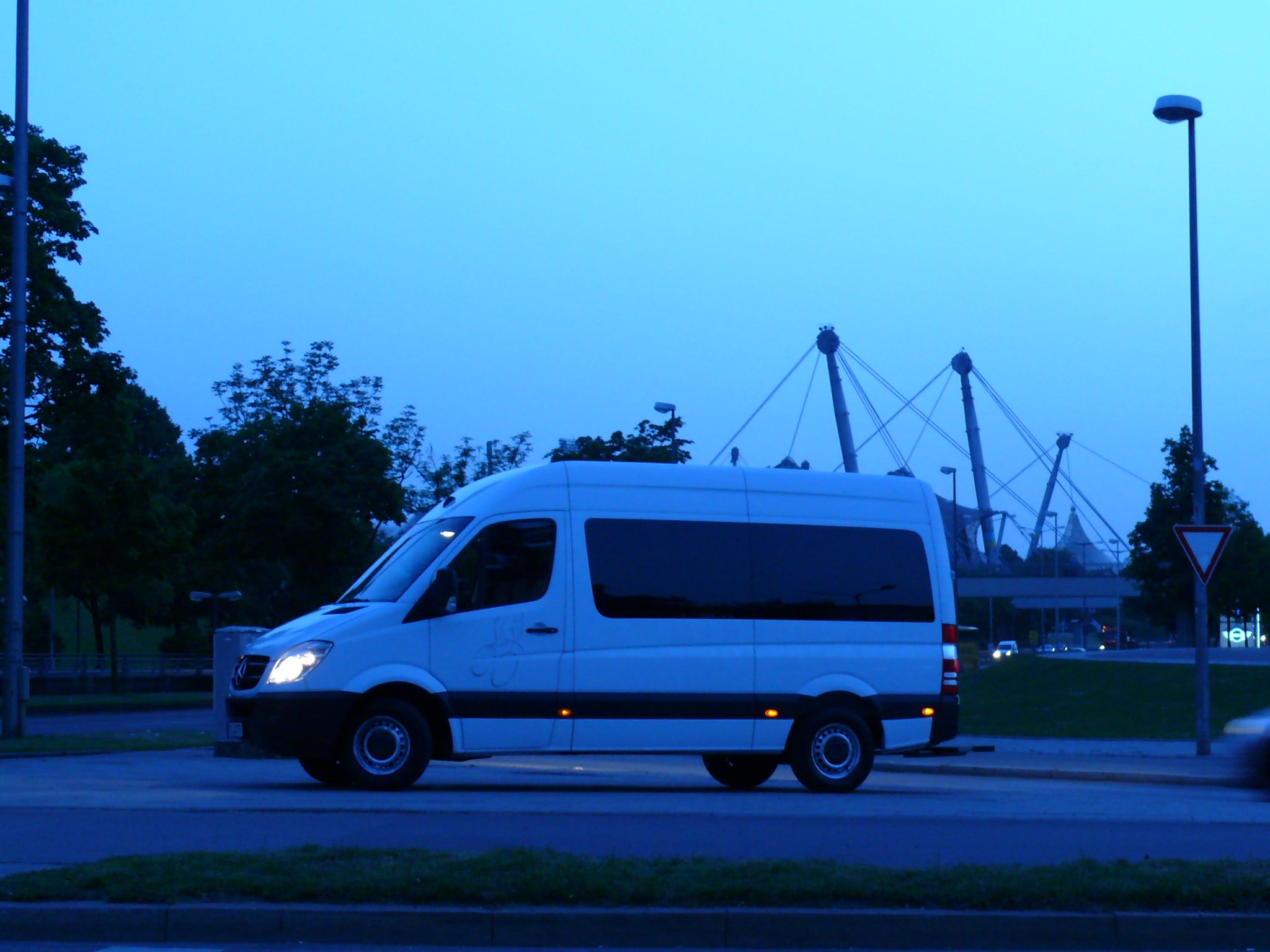 9-Sitzer Mercedes-Benz Bus Sprinter 215 Hochdach Klima Personentransporter Shuttle