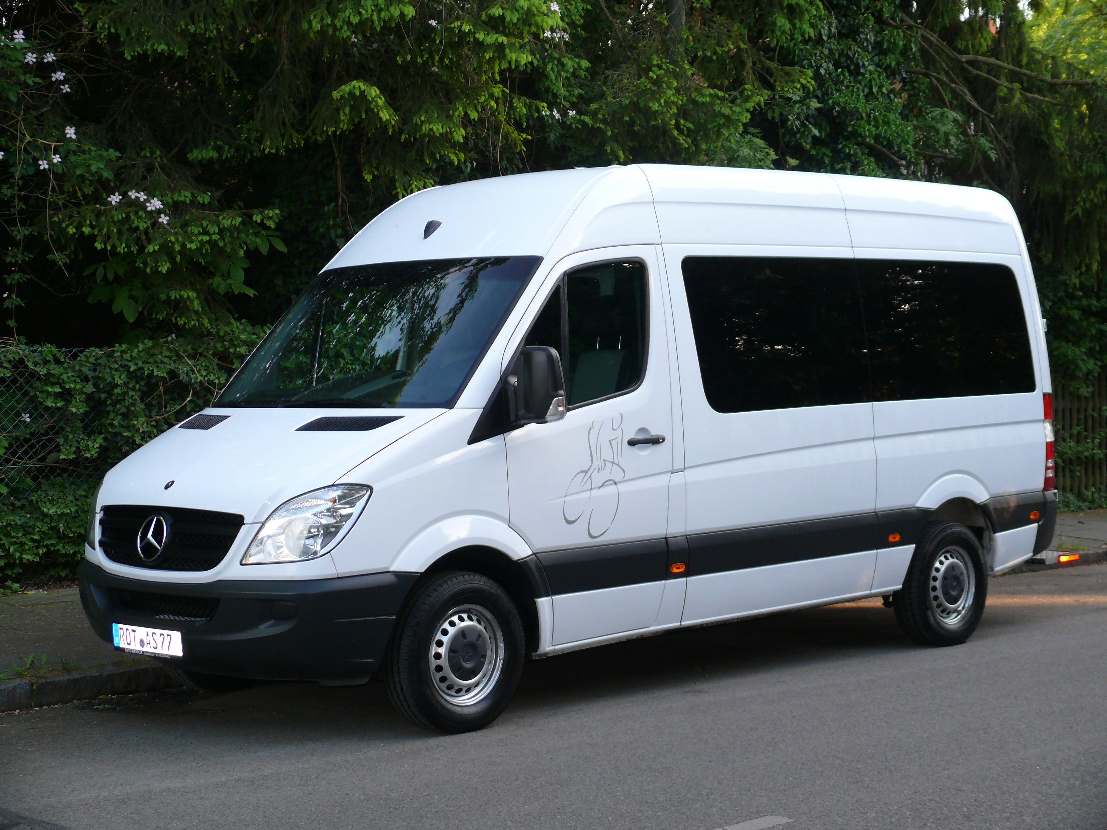 9-Sitzer Mercedes-Benz Bus Sprinter 215 Hochdach Klima Personentransporter Shuttle – 2