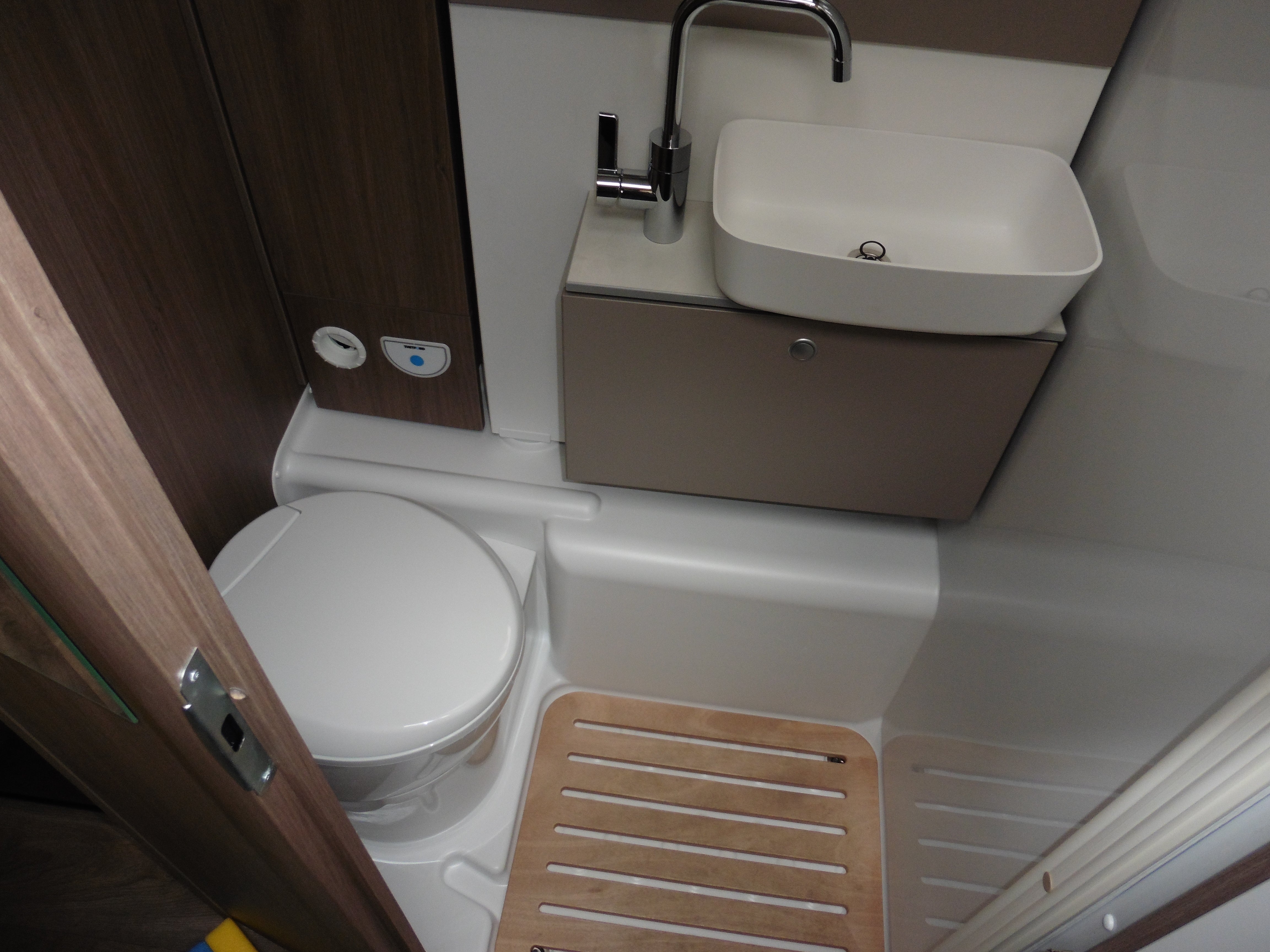 Großes Teilintegriertes Wohnmobil 6,95m – 4