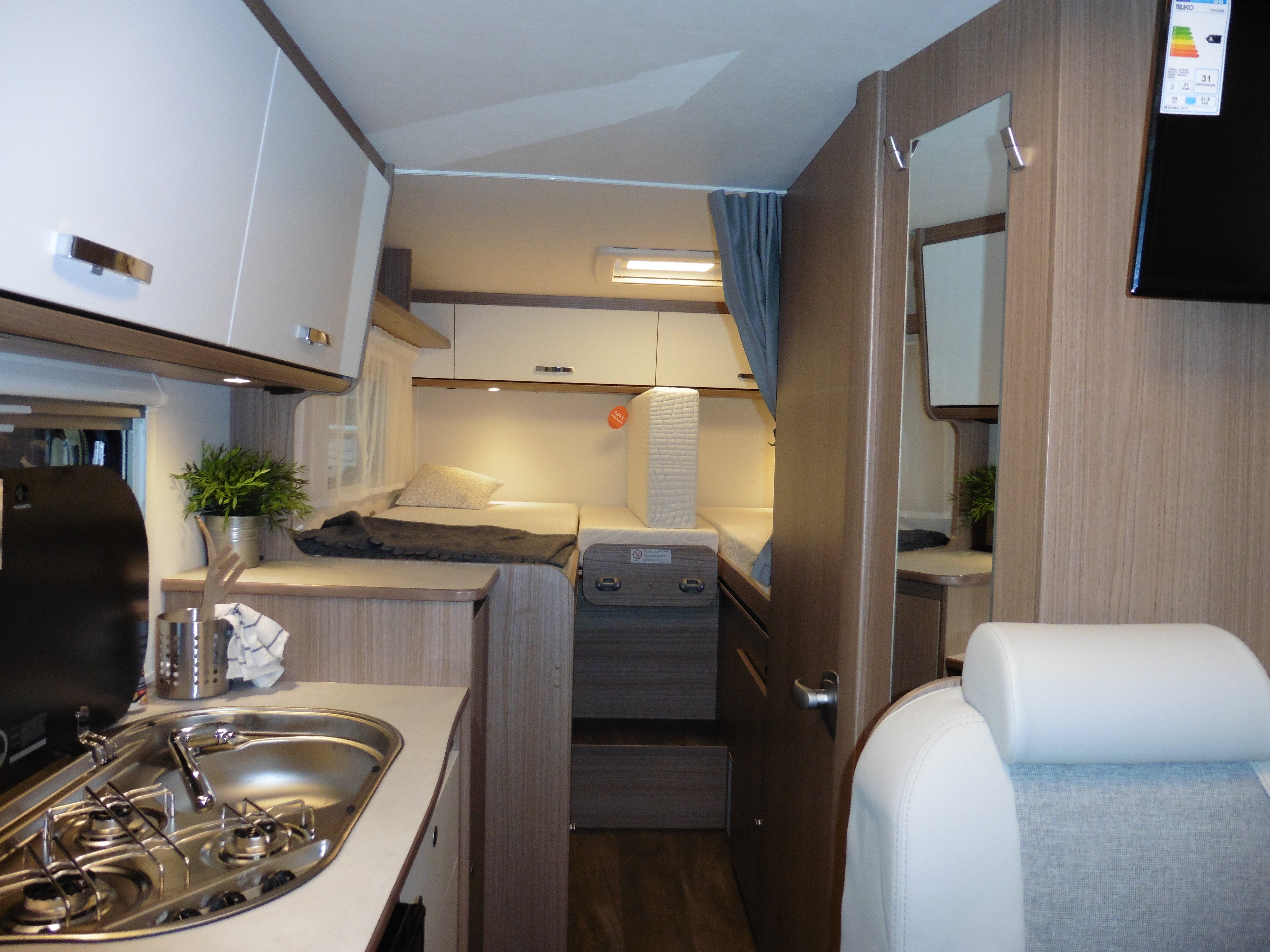 Teilintegrierter Van 2,15 m breit – 4