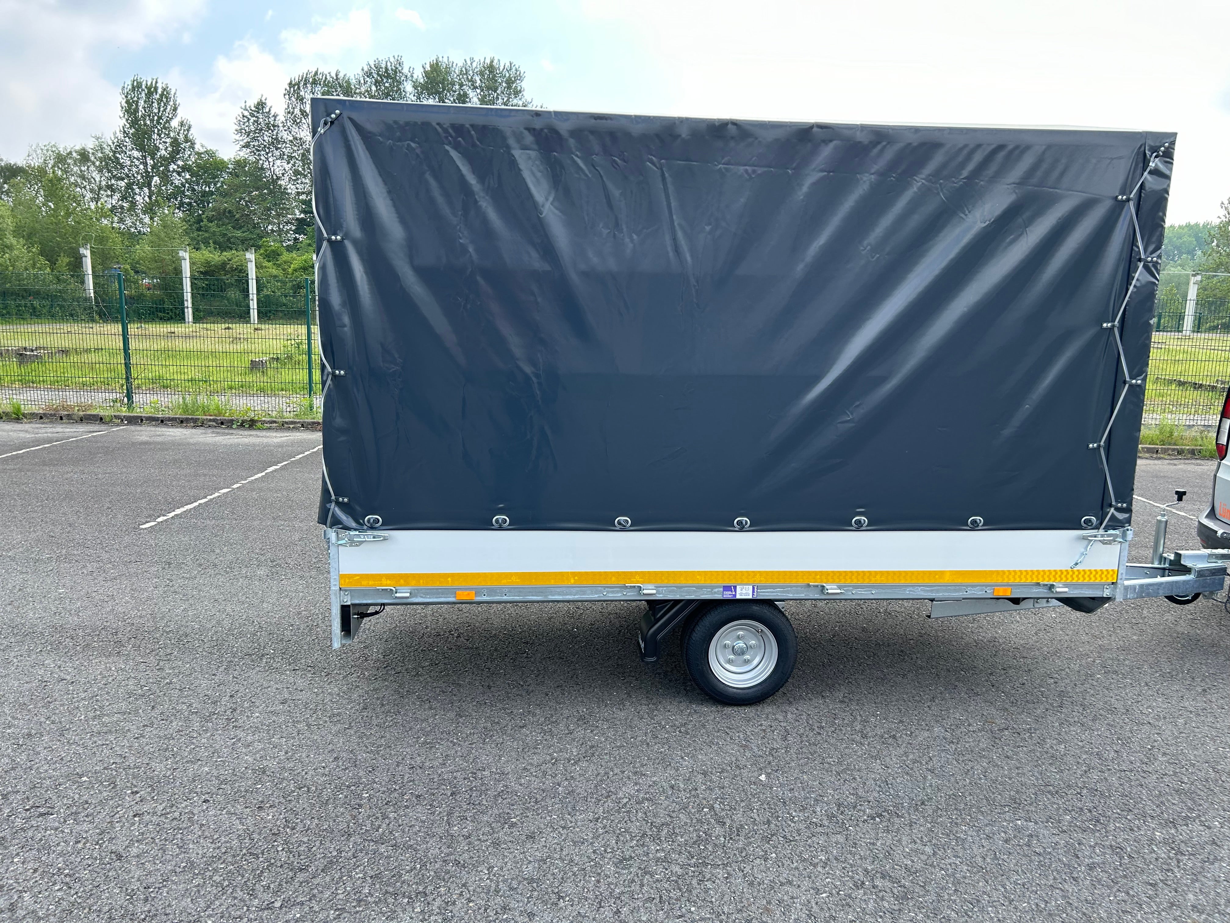 Anhänger 750 kg mit Plane 3m Innen mit Klasse B XXL Anhänger