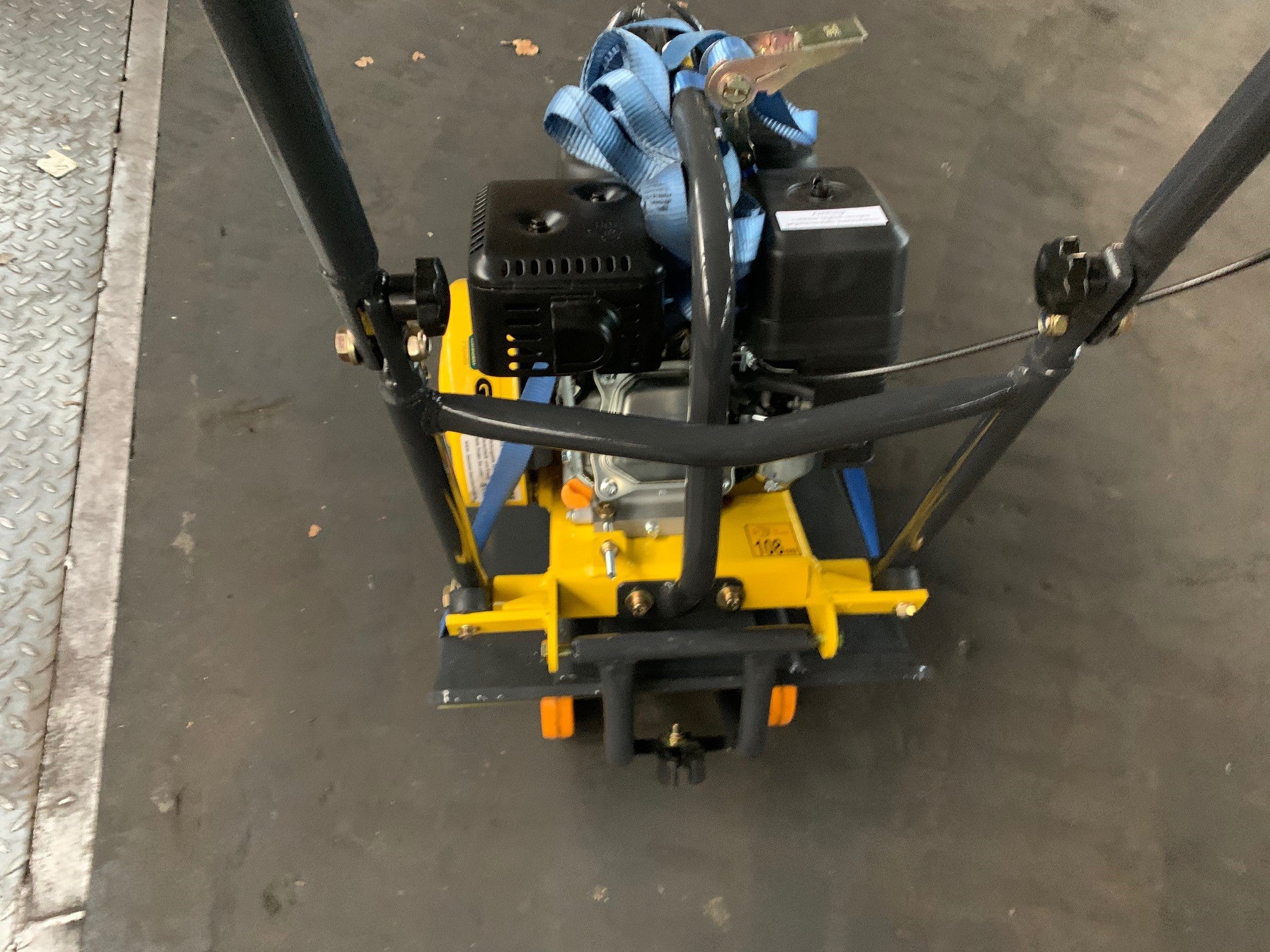 Rüttelplatte Einsatzgewicht 104 kg inkl. Gummimatte – 3