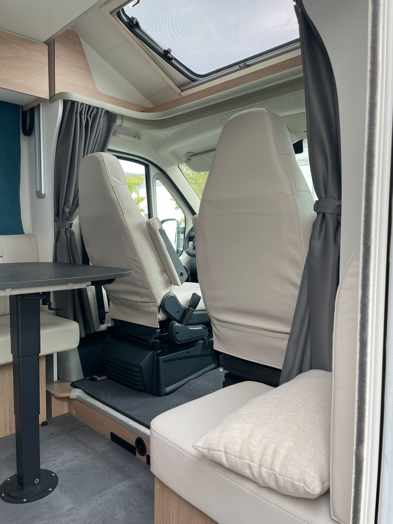Teilintegrierter JOA Camp 70T- Ideal für 2 oder 4 Personen – 2
