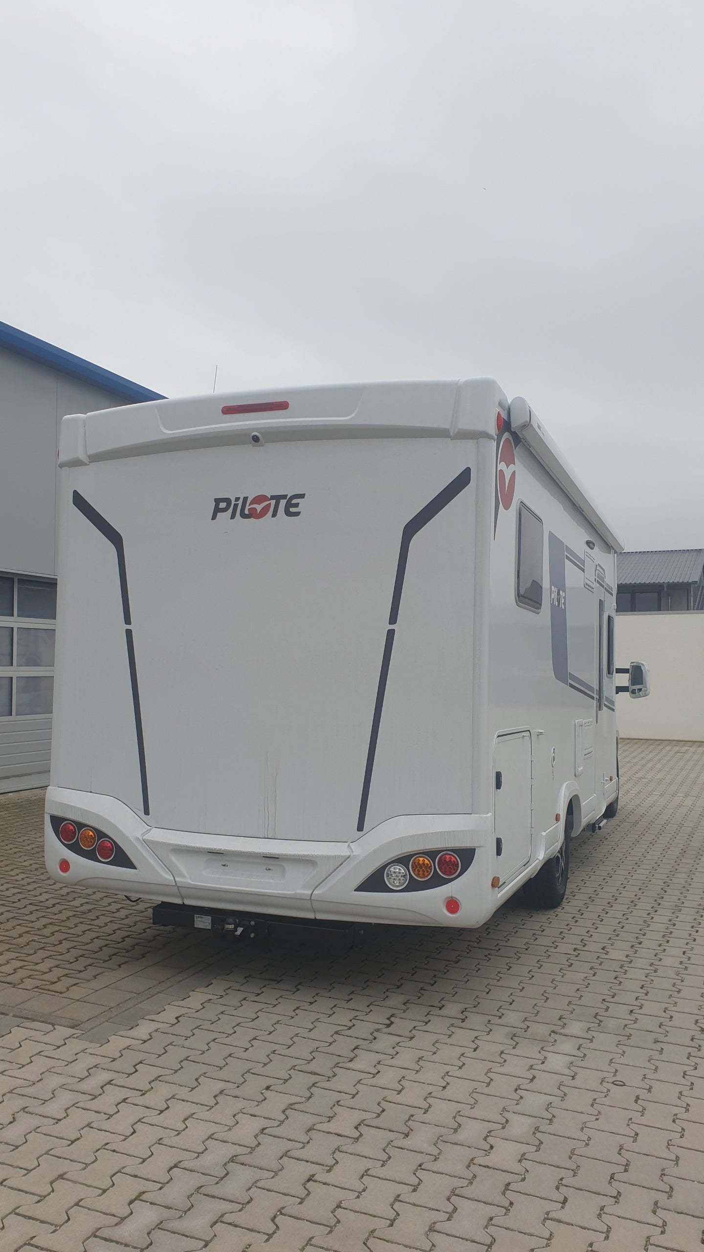 Pilote P746GJ hochwertiges Wohnmobil mieten mit viel Ausstattung für 2-4 Personen – 2