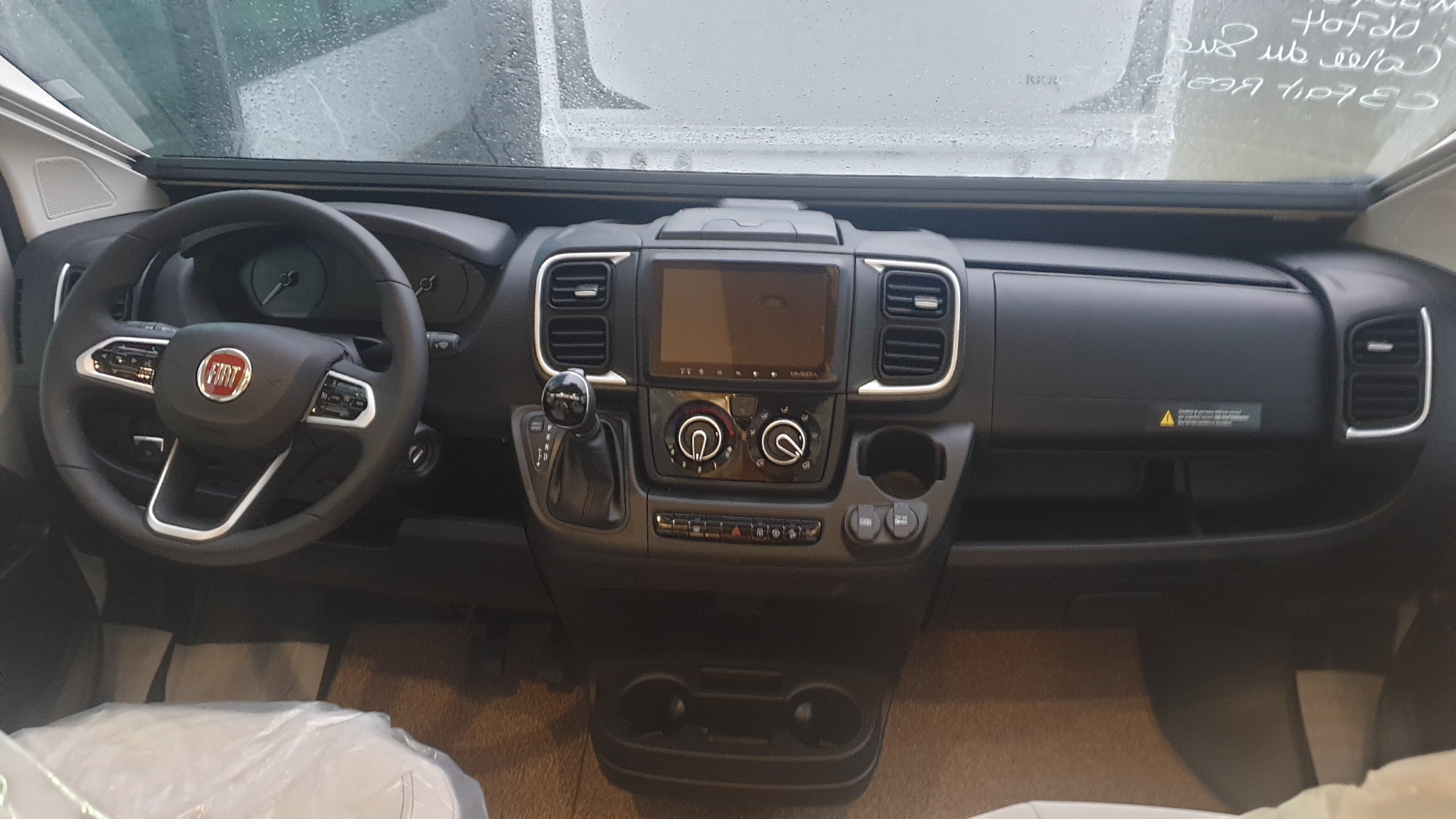 Pilote P746GJ hochwertiges Wohnmobil mieten mit viel Ausstattung für 2-4 Personen – 3