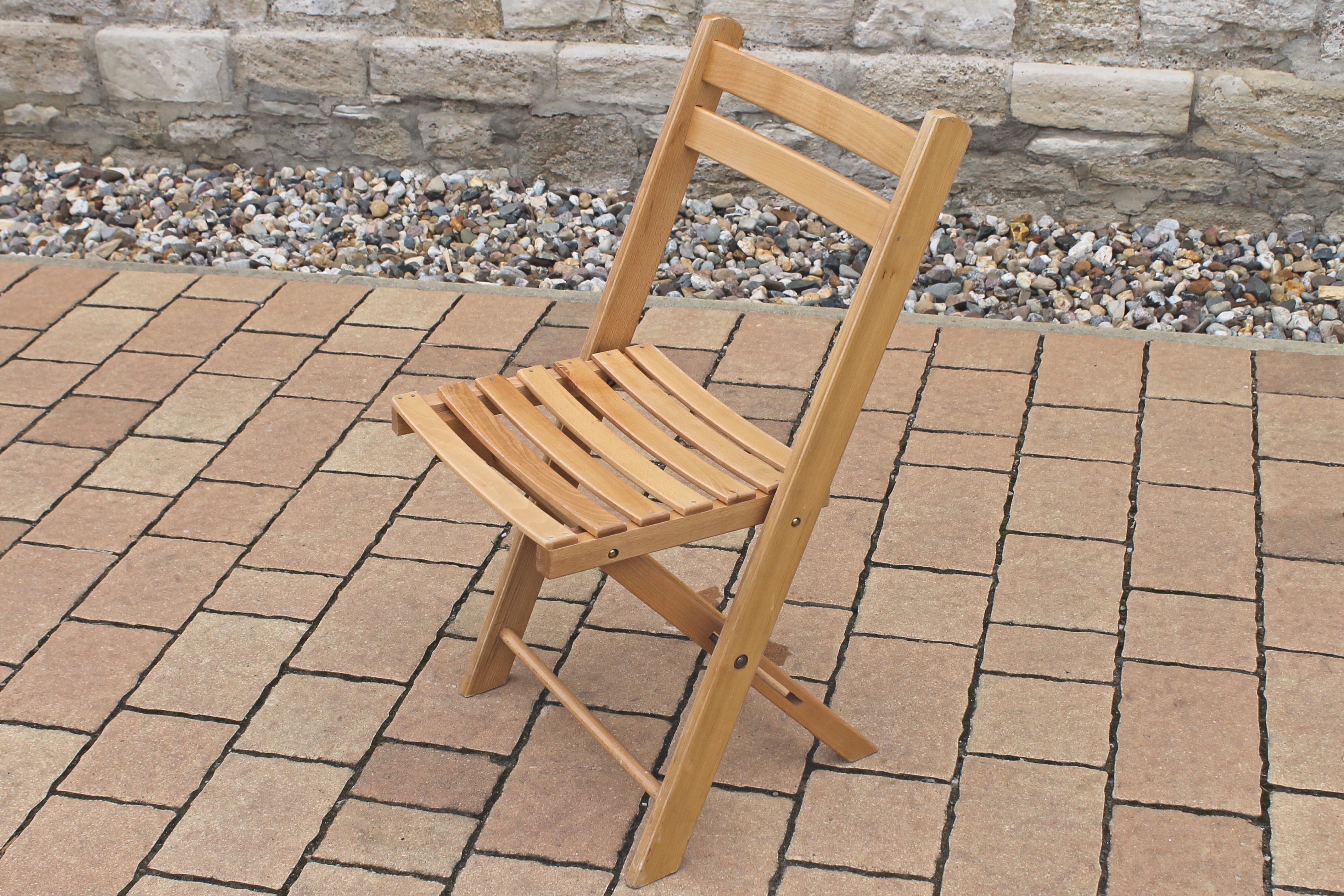 Festzeltstühle mieten – Klappbare Holzstühle für Event & Feier