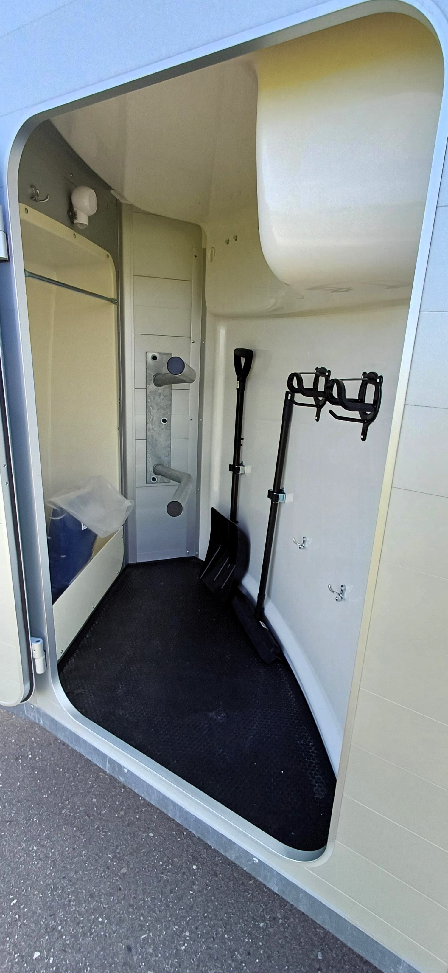 Pferdeanhänger zu vermieten, Humbaur Xanthos Aero 2,4t – 4